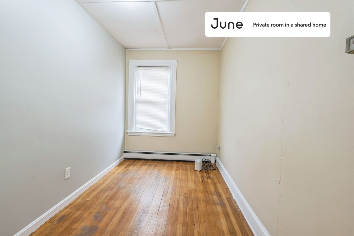

PLEASE NOTE: This is a private room in a shared apartment. You will have your own bedroom and shared common areas (kitchen, bathroom, etc.) with other residents.

Queen bedroom in a 4 bedroom / 1 bathroom apartment!

Check out 3D tour now:  https://jnhm.es/8ff

This  Queen room in North Cambridge  is available on a 12 month lease or a flexible short term (31 to 364 days) lease. You pick your custom start and end date. Monthly rent rate is determined by furnishing preference, move-in date and move-out date. Speak to a June representative for recommendations on the best stay duration for the lowest rate, and learn more about this home on the June website:  https://jnhm.es/6y8

Amenities of this home:   Dishwasher,    Furnished Common Areas,    Wi-Fi - Paid separately (High-Speed),    Guarantors Allowed,       Dine in kitchen,    Paid parking,    Wall-Mounted TV,    Hardwood Flooring,    Microwave,    Oven,    Refrigerator,    Heating | Baseboard Gas heating,   also, this unit is conveniently located, several local parks, restaurants and bars are just minutes away.

About June Homes: Welcome to the easiest rental experience of your life. Rent furnished or unfurnished apartments on a 12 month lease or a flexible short term (31 to 364 days). As a resident, you’ll have access to 24/7 support and monthly cleanings of the home’s shared spaces. Sign up now to apply online for your next home with June: https://jnhm.es/sign-roomi

Brokers welcome! Contact us for more details.

Interested? Kindly note that the minimum stay duration would be 31 days. 

Use this listing ID when speaking to June team:  #1776 B