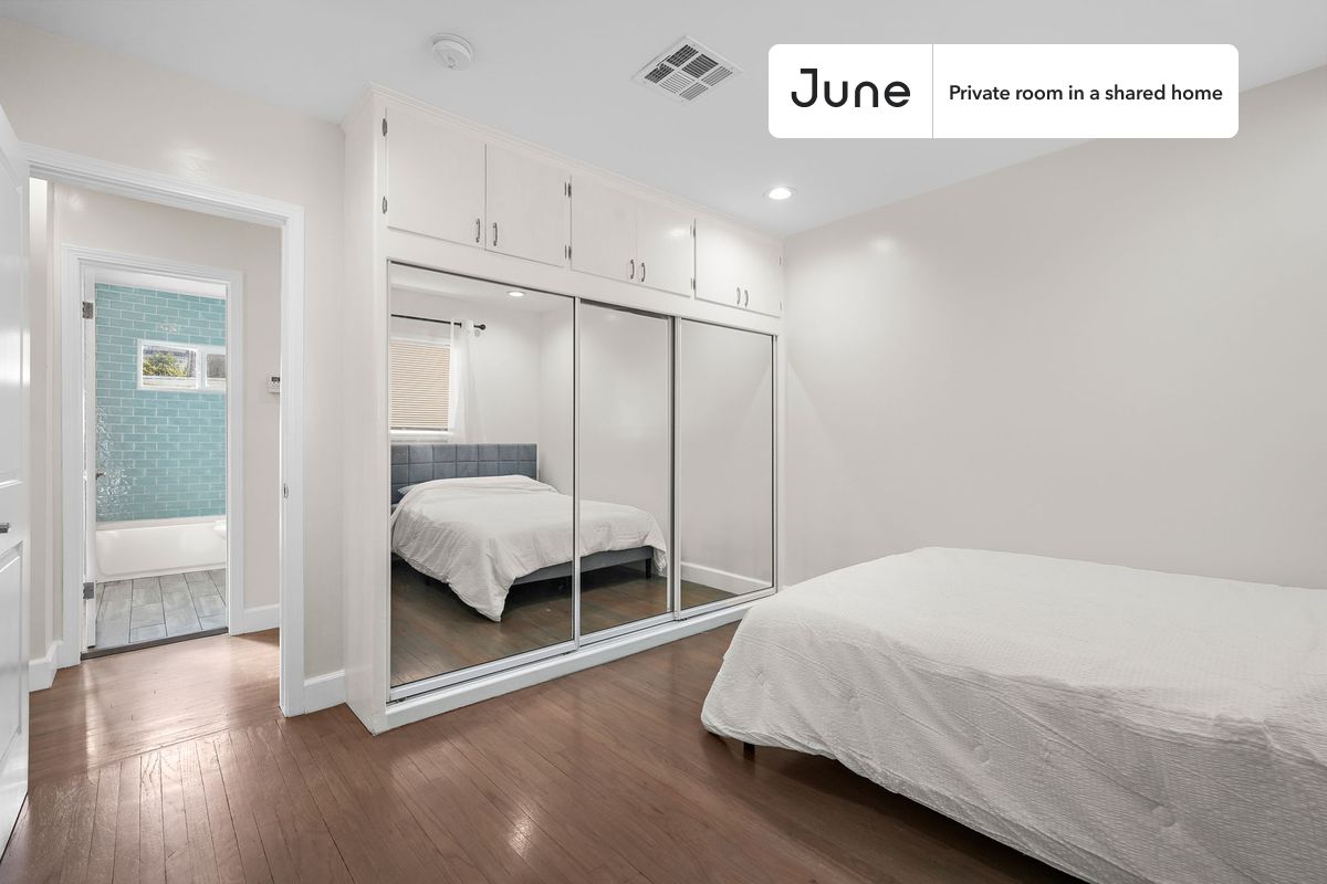 

PLEASE NOTE: This is a private room in a shared apartment. You will have your own bedroom and shared common areas (kitchen, bathroom, etc.) with other residents.

Queen bedroom in a 4 bedroom / 2 bathroom apartment!

Check out 3D tour now:  https://jnhm.es/8fn

This  Queen room in Downtown  is available on a 12 month lease or a flexible short term (31 to 364 days) lease. You pick your custom start and end date. Monthly rent rate is determined by furnishing preference, move-in date and move-out date. Speak to a June representative for recommendations on the best stay duration for the lowest rate, and learn more about this home on the June website:  https://jnhm.es/6yO

Amenities of this home:   Dining area,    Dishwasher,    Furnished Common Areas,    Wi-Fi - Paid separately (High-Speed),    Guarantors Allowed,       32-inch Flat-Screen TV,    Laundry in home (free),       Driveway parking (Paid separately),    Hardwood Flooring,    Oven,    Refrigerator,    Air Conditioning | HVAC,   also, this unit is conveniently located, several local parks, restaurants and bars are just minutes away.

About June Homes: Welcome to the easiest rental experience of your life. Rent furnished or unfurnished apartments on a 12 month lease or a flexible short term (31 to 364 days). As a resident, you’ll have access to 24/7 support and monthly cleanings of the home’s shared spaces. Sign up now to apply online for your next home with June: https://jnhm.es/sign-roomi

Brokers welcome! Contact us for more details.

Interested? Use this listing ID when speaking to June team:  #1789 B