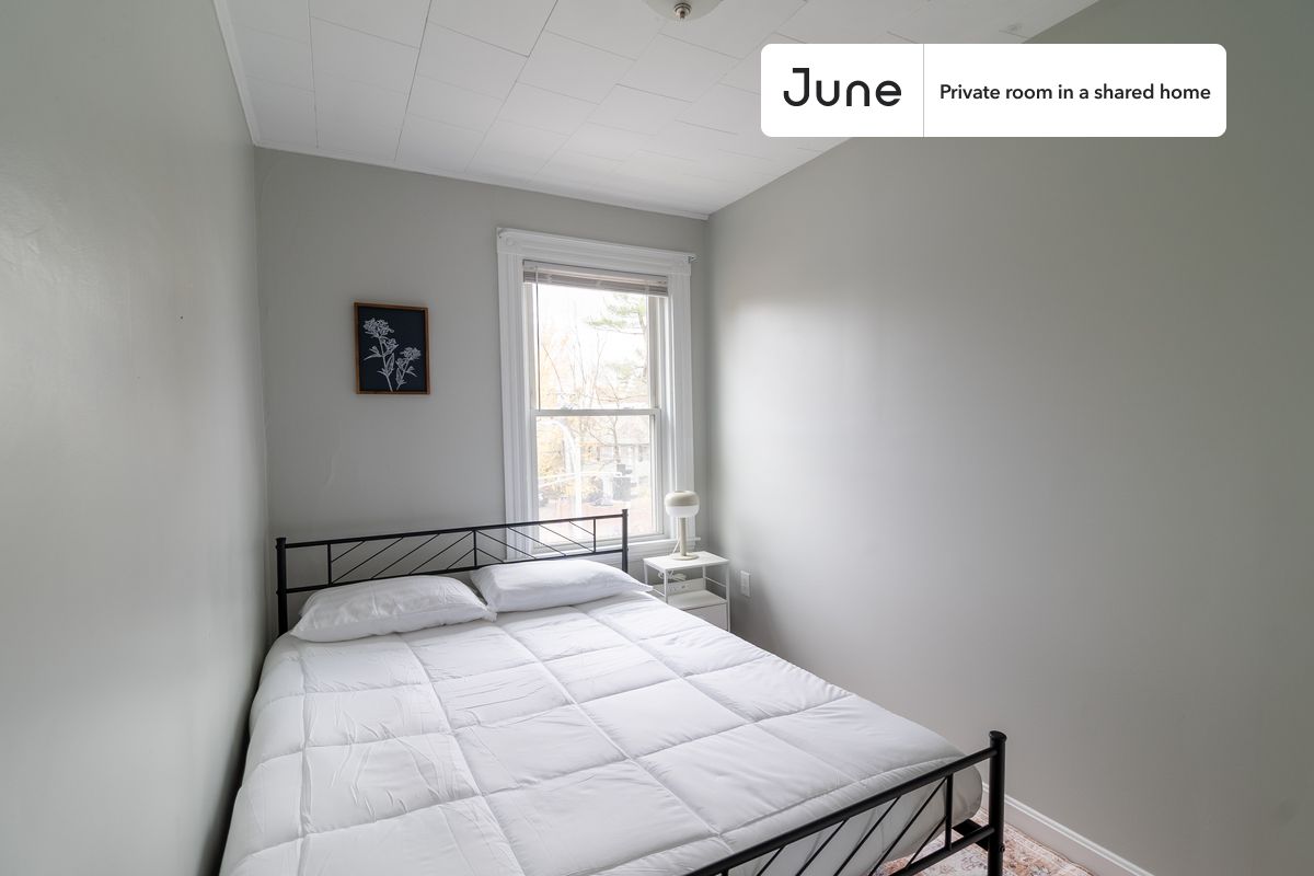 

PLEASE NOTE: This is a private room in a shared apartment. You will have your own bedroom and shared common areas (kitchen, bathroom, etc.) with other residents.

Queen bedroom in a 4 bedroom / 1 bathroom apartment!

Check out 3D tour now:  https://jnhm.es/8fb

This  Queen room in North Cambridge  is available on a 12 month lease or a flexible short term (31 to 364 days) lease. You pick your custom start and end date. Monthly rent rate is determined by furnishing preference, move-in date and move-out date. Speak to a June representative for recommendations on the best stay duration for the lowest rate, and learn more about this home on the June website:  https://jnhm.es/6y1

Amenities of this home:   Dishwasher,    Furnished Common Areas,    Wi-Fi - Paid separately (High-Speed),    Guarantors Allowed,       Dining area,    Paid parking,    Hardwood Flooring,    Microwave,    Refrigerator,    Heating | Baseboard Gas heating,   also, this unit is conveniently located, several local parks, restaurants and bars are just minutes away.

About June Homes: Welcome to the easiest rental experience of your life. Rent furnished or unfurnished apartments on a 12 month lease or a flexible short term (31 to 364 days). As a resident, you’ll have access to 24/7 support and monthly cleanings of the home’s shared spaces. Sign up now to apply online for your next home with June: https://jnhm.es/sign-roomi

Brokers welcome! Contact us for more details.

Interested? Kindly note that the minimum stay duration would be 31 days. 

Use this listing ID when speaking to June team:  #1774 C