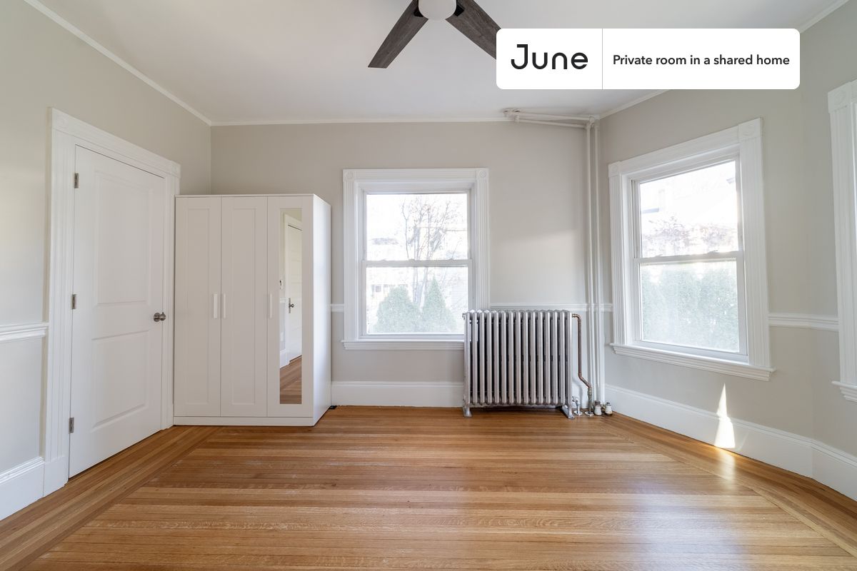 

PLEASE NOTE: This is a private room in a shared apartment. You will have your own bedroom and shared common areas (kitchen, bathroom, etc.) with other residents.

Queen bedroom in a 5 bedroom / 2 bathroom apartment!

Check out 3D tour now:  https://jnhm.es/8fx

This  Queen room in Brookline  is available on a 12 month lease or a flexible short term (31 to 364 days) lease. You pick your custom start and end date. Monthly rent rate is determined by furnishing preference, move-in date and move-out date. Speak to a June representative for recommendations on the best stay duration for the lowest rate, and learn more about this home on the June website:  https://jnhm.es/6zs

Amenities of this home:   Dishwasher,    Furnished Common Areas,    Wi-Fi - Paid separately (High-Speed),    Guarantors Allowed,       Dining area,    Dine in kitchen,       Laundry in home (free),    Paid parking (managed by landlord),    Enclosed backyard,    Balcony,    Hardwood Flooring,    Microwave,    Oven,    Refrigerator,   also, this unit is conveniently located, several local parks, restaurants and bars are just minutes away.

About June Homes: Welcome to the easiest rental experience of your life. Rent furnished or unfurnished apartments on a 12 month lease or a flexible short term (31 to 364 days). As a resident, you’ll have access to 24/7 support and monthly cleanings of the home’s shared spaces. Sign up now to apply online for your next home with June: https://jnhm.es/sign-roomi

Brokers welcome! Contact us for more details.

Interested? Kindly note that the minimum stay duration would be 31 days. 

Use this listing ID when speaking to June team:  #1801 E