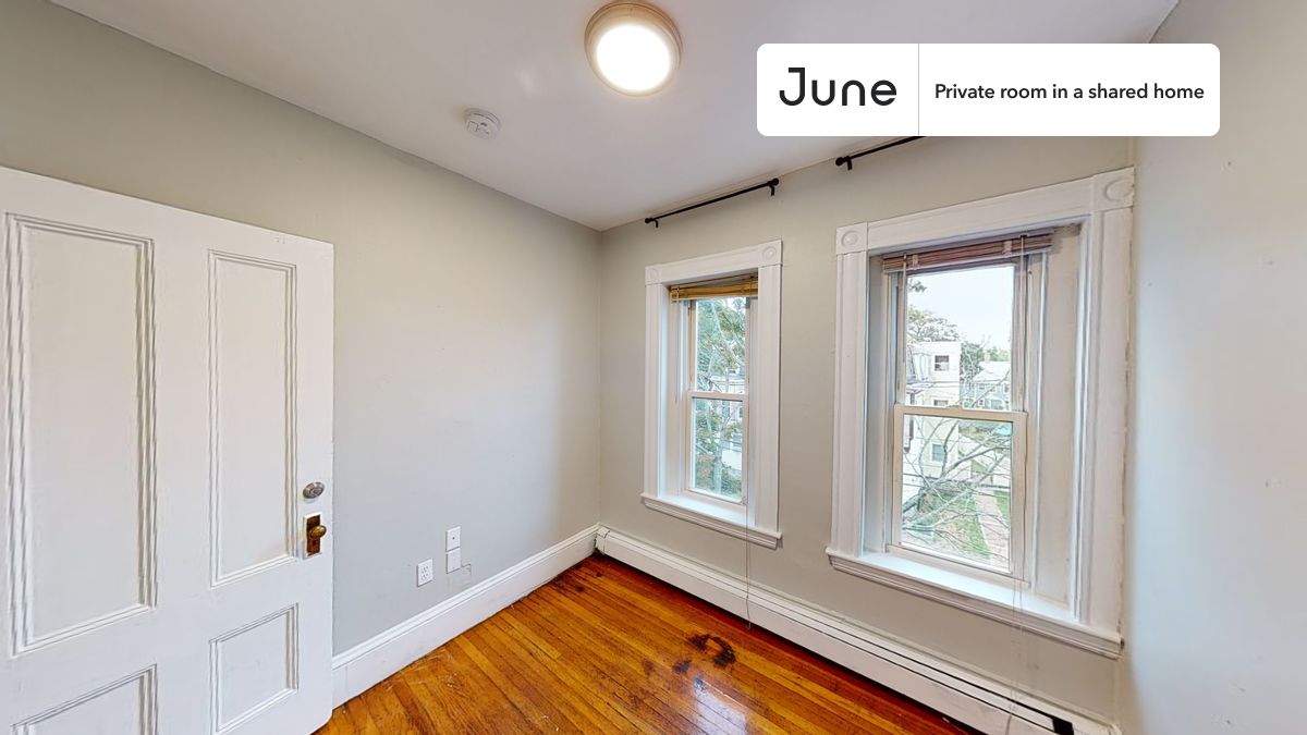 

PLEASE NOTE: This is a private room in a shared apartment. You will have your own bedroom and shared common areas (kitchen, bathroom, etc.) with other residents.

Full bedroom in a 4 bedroom / 2 bathroom apartment!

Check out 3D tour now:  https://jnhm.es/89x

This  Full room in Allston  is available on a 12 month lease or a flexible short term (31 to 364 days) lease. You pick your custom start and end date. Monthly rent rate is determined by furnishing preference, move-in date and move-out date. Speak to a June representative for recommendations on the best stay duration for the lowest rate, and learn more about this home on the June website:  https://jnhm.es/6fB

Amenities of this home:   Dishwasher,    Furnished Common Areas,    Wi-Fi - Paid separately (High-Speed),    Guarantors Allowed,       32-inch Flat-Screen TV,    Dining area,       Street parking - City permit required,    Laundry - Paid separately (in building),    Living area,    Hardwood Flooring,    Microwave,    Oven,    Refrigerator,   also, this unit is conveniently located, several local parks, restaurants and bars are just minutes away.

About June Homes: Welcome to the easiest rental experience of your life. Rent furnished or unfurnished apartments on a 12 month lease or a flexible short term (31 to 364 days). As a resident, you’ll have access to 24/7 support and monthly cleanings of the home’s shared spaces. Sign up now to apply online for your next home with June: https://jnhm.es/sign-roomi

Brokers welcome! Contact us for more details.

Interested? Kindly note that the minimum stay duration would be 31 days. 

Use this listing ID when speaking to June team:  #1390 A