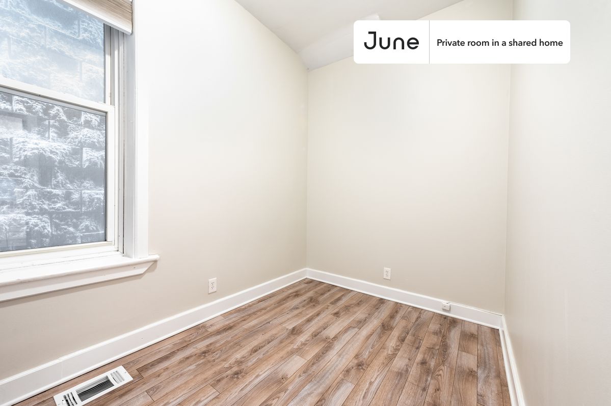 

PLEASE NOTE: This is a private room in a shared apartment. You will have your own bedroom and shared common areas (kitchen, bathroom, etc.) with other residents.

Full bedroom in a 3 bedroom / 2 bathroom apartment!

Check out 3D tour now:  https://jnhm.es/84G

This  Full room in East Ukrainian Village  is available on a 12 month lease or a flexible short term (31 to 364 days) lease. You pick your custom start and end date. Monthly rent rate is determined by furnishing preference, move-in date and move-out date. Speak to a June representative for recommendations on the best stay duration for the lowest rate, and learn more about this home on the June website:  https://jnhm.es/68k

Amenities of this home:   Dishwasher,    Furnished Common Areas,    Wi-Fi - Paid separately (High-Speed),    Guarantors Allowed,       Street parking - City permit required,    Laundry in home (free),       Wall-Mounted TV,    Hardwood Flooring,    Microwave,    Oven,    Refrigerator,   also, this unit is conveniently located, several local parks, restaurants and bars are just minutes away.

About June Homes: Welcome to the easiest rental experience of your life. Rent furnished or unfurnished apartments on a 12 month lease or a flexible short term (31 to 364 days). As a resident, you’ll have access to 24/7 support and monthly cleanings of the home’s shared spaces. Sign up now to apply online for your next home with June: https://jnhm.es/sign-roomi

Brokers welcome! Contact us for more details.

Interested? Kindly note that the minimum stay duration would be 32 days. 

Use this listing ID when speaking to June team:  #1240 B