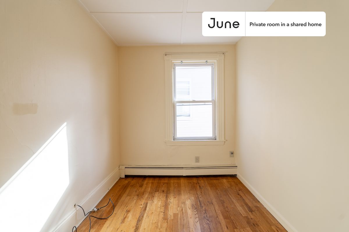 

PLEASE NOTE: This is a private room in a shared apartment. You will have your own bedroom and shared common areas (kitchen, bathroom, etc.) with other residents.

Queen bedroom in a 4 bedroom / 1 bathroom apartment!

Check out 3D tour now:  https://jnhm.es/8fi

This  Queen room in North Cambridge  is available on a 12 month lease or a flexible short term (31 to 364 days) lease. You pick your custom start and end date. Monthly rent rate is determined by furnishing preference, move-in date and move-out date. Speak to a June representative for recommendations on the best stay duration for the lowest rate, and learn more about this home on the June website:  https://jnhm.es/6ym

Amenities of this home:   Dishwasher,    Wi-Fi - Paid separately (High-Speed),    Guarantors Allowed,       Paid parking,    Wall-Mounted TV,    Hardwood Flooring,    Microwave,    Oven,    Refrigerator,    Heating | Baseboard Gas heating,   also, this unit is conveniently located, several local parks, restaurants and bars are just minutes away.

About June Homes: Welcome to the easiest rental experience of your life. Rent furnished or unfurnished apartments on a 12 month lease or a flexible short term (31 to 364 days). As a resident, you’ll have access to 24/7 support and monthly cleanings of the home’s shared spaces. Sign up now to apply online for your next home with June: https://jnhm.es/sign-roomi

Brokers welcome! Contact us for more details.

Interested? Kindly note that the minimum stay duration would be 31 days. 

Use this listing ID when speaking to June team:  #1780 C