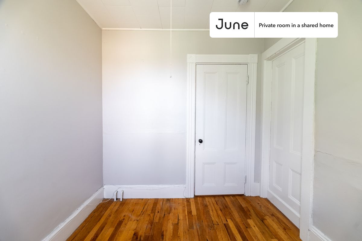 

PLEASE NOTE: This is a private room in a shared apartment. You will have your own bedroom and shared common areas (kitchen, bathroom, etc.) with other residents.

Full bedroom in a 4 bedroom / 1 bathroom apartment!

Check out 3D tour now:  https://jnhm.es/8fs

This  Full room in North Cambridge  is available on a 12 month lease or a flexible short term (31 to 364 days) lease. You pick your custom start and end date. Monthly rent rate is determined by furnishing preference, move-in date and move-out date. Speak to a June representative for recommendations on the best stay duration for the lowest rate, and learn more about this home on the June website:  https://jnhm.es/6yu

Amenities of this home:   Dishwasher,    Wi-Fi - Paid separately (High-Speed),    Guarantors Allowed,       Paid parking,    Hardwood Flooring,    Microwave,    Oven,    Refrigerator,    Heating | Baseboard Gas heating,   also, this unit is conveniently located, several local parks, restaurants and bars are just minutes away.

About June Homes: Welcome to the easiest rental experience of your life. Rent furnished or unfurnished apartments on a 12 month lease or a flexible short term (31 to 364 days). As a resident, you’ll have access to 24/7 support and monthly cleanings of the home’s shared spaces. Sign up now to apply online for your next home with June: https://jnhm.es/sign-roomi

Brokers welcome! Contact us for more details.

Interested? Kindly note that the minimum stay duration would be 31 days. 

Use this listing ID when speaking to June team:  #1783 D