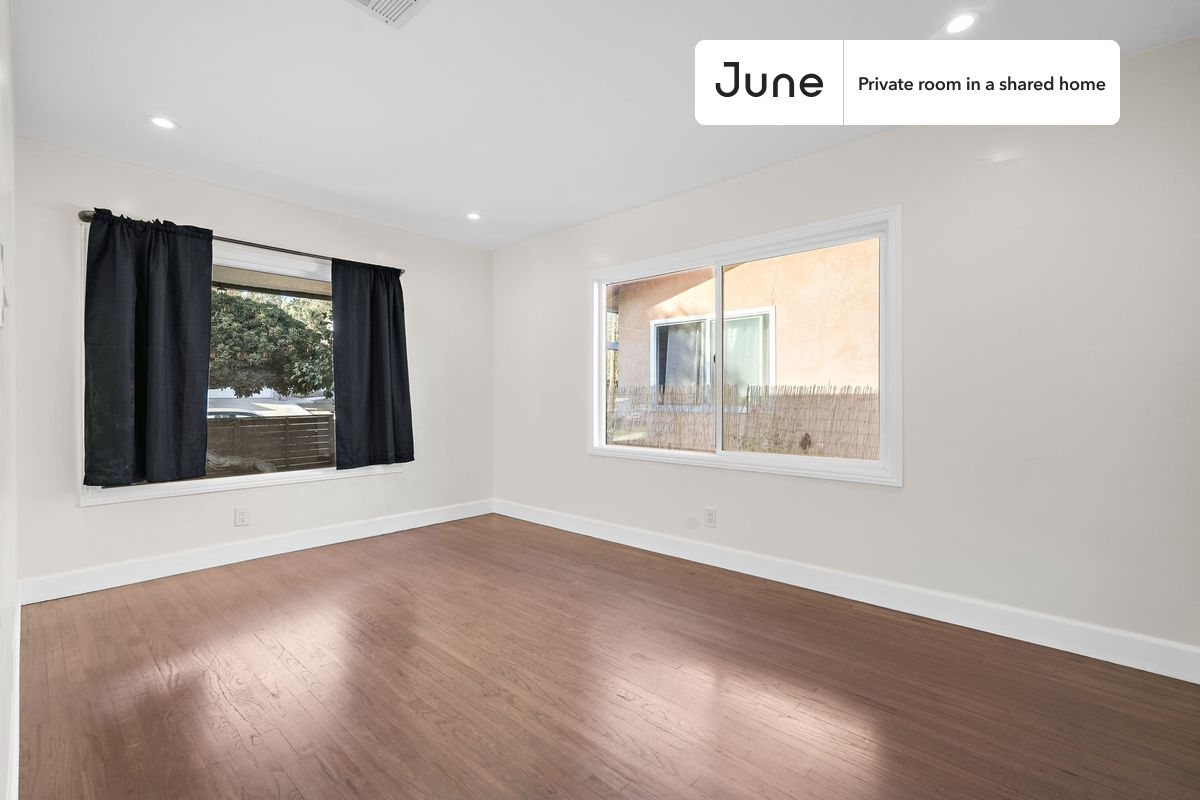 

PLEASE NOTE: This is a private room in a shared apartment. You will have your own bedroom and shared common areas (kitchen, bathroom, etc.) with other residents.

Queen bedroom in a 4 bedroom / 2 bathroom apartment!

Check out 3D tour now:  https://jnhm.es/8fn

This  Queen room in Downtown  is available on a 12 month lease or a flexible short term (31 to 364 days) lease. You pick your custom start and end date. Monthly rent rate is determined by furnishing preference, move-in date and move-out date. Speak to a June representative for recommendations on the best stay duration for the lowest rate, and learn more about this home on the June website:  https://jnhm.es/6yP

Amenities of this home:   Dining area,    Dishwasher,    Furnished Common Areas,    Wi-Fi - Paid separately (High-Speed),    Guarantors Allowed,       32-inch Flat-Screen TV,    Laundry in home (free),       Driveway parking (Paid separately),    Hardwood Flooring,    Oven,    Refrigerator,    Air Conditioning | HVAC,   also, this unit is conveniently located, several local parks, restaurants and bars are just minutes away.

About June Homes: Welcome to the easiest rental experience of your life. Rent furnished or unfurnished apartments on a 12 month lease or a flexible short term (31 to 364 days). As a resident, you’ll have access to 24/7 support and monthly cleanings of the home’s shared spaces. Sign up now to apply online for your next home with June: https://jnhm.es/sign-roomi

Brokers welcome! Contact us for more details.

Interested? Use this listing ID when speaking to June team:  #1789 A