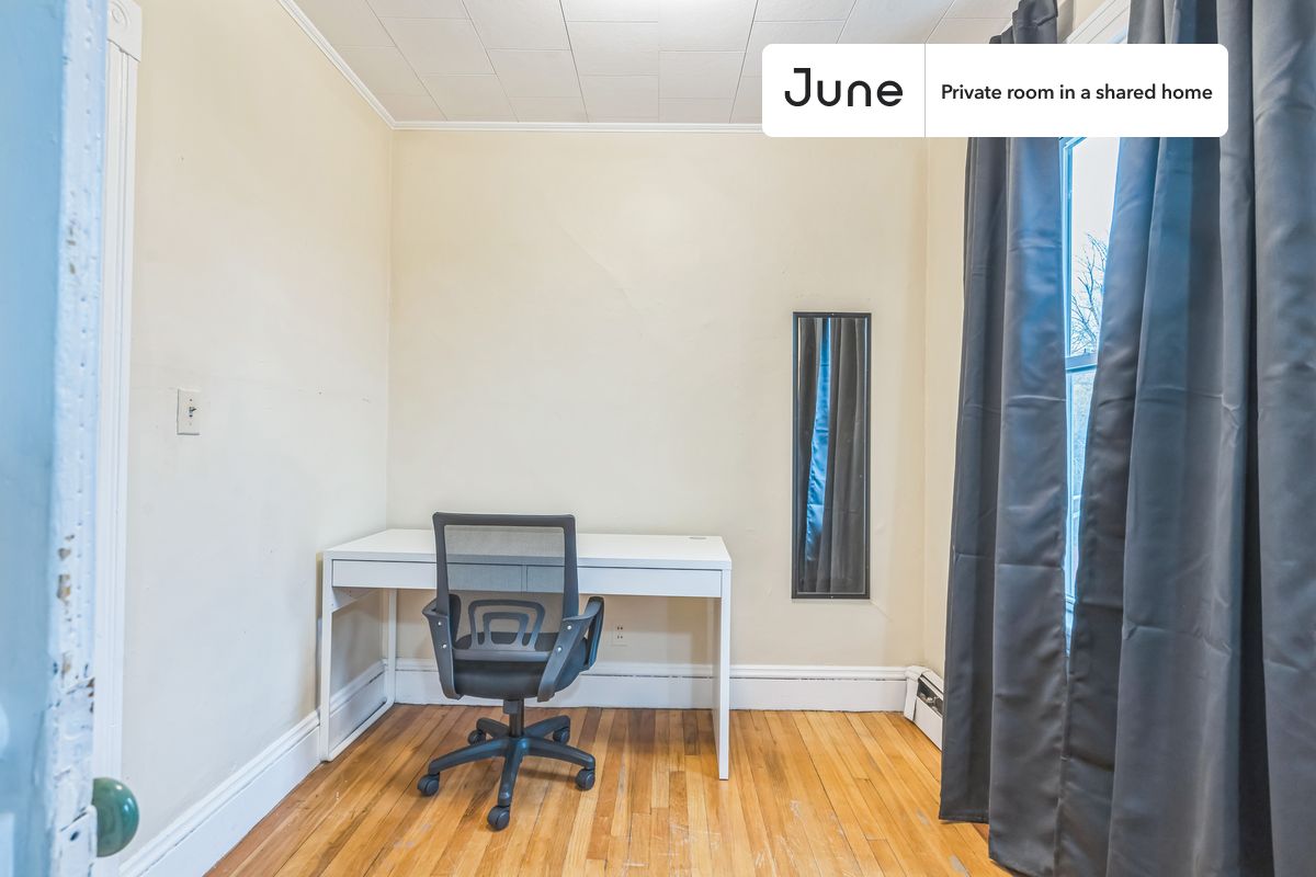 

PLEASE NOTE: This is a private room in a shared apartment. You will have your own bedroom and shared common areas (kitchen, bathroom, etc.) with other residents.

Queen bedroom in a 4 bedroom / 1 bathroom apartment!

Check out 3D tour now:  https://jnhm.es/8ff

This  Queen room in North Cambridge  is available on a 12 month lease or a flexible short term (31 to 364 days) lease. You pick your custom start and end date. Monthly rent rate is determined by furnishing preference, move-in date and move-out date. Speak to a June representative for recommendations on the best stay duration for the lowest rate, and learn more about this home on the June website:  https://jnhm.es/6y7

Amenities of this home:   Dishwasher,    Furnished Common Areas,    Wi-Fi - Paid separately (High-Speed),    Guarantors Allowed,       Dine in kitchen,    Paid parking,    Wall-Mounted TV,    Hardwood Flooring,    Microwave,    Oven,    Refrigerator,    Heating | Baseboard Gas heating,   also, this unit is conveniently located, several local parks, restaurants and bars are just minutes away.

About June Homes: Welcome to the easiest rental experience of your life. Rent furnished or unfurnished apartments on a 12 month lease or a flexible short term (31 to 364 days). As a resident, you’ll have access to 24/7 support and monthly cleanings of the home’s shared spaces. Sign up now to apply online for your next home with June: https://jnhm.es/sign-roomi

Brokers welcome! Contact us for more details.

Interested? Kindly note that the minimum stay duration would be 31 days. 

Use this listing ID when speaking to June team:  #1776 A