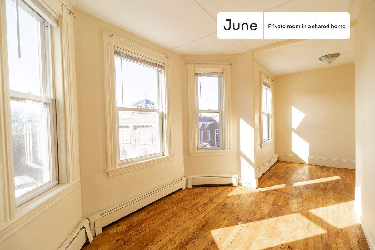 

PLEASE NOTE: This is a private room in a shared apartment. You will have your own bedroom and shared common areas (kitchen, bathroom, etc.) with other residents.

Queen bedroom in a 4 bedroom / 1 bathroom apartment!

Check out 3D tour now:  https://jnhm.es/8fi

This  Queen room in North Cambridge  is available on a 12 month lease or a flexible short term (31 to 364 days) lease. You pick your custom start and end date. Monthly rent rate is determined by furnishing preference, move-in date and move-out date. Speak to a June representative for recommendations on the best stay duration for the lowest rate, and learn more about this home on the June website:  https://jnhm.es/6yn

Amenities of this home:   Wi-Fi - Paid separately (High-Speed),    Guarantors Allowed,       Paid parking,    Dishwasher,    Wall-Mounted TV,    Hardwood Flooring,    Microwave,    Oven,    Refrigerator,    Heating | Baseboard Gas heating,   also, this unit is conveniently located, several local parks, restaurants and bars are just minutes away.

About June Homes: Welcome to the easiest rental experience of your life. Rent furnished or unfurnished apartments on a 12 month lease or a flexible short term (31 to 364 days). As a resident, you’ll have access to 24/7 support and monthly cleanings of the home’s shared spaces. Sign up now to apply online for your next home with June: https://jnhm.es/sign-roomi

Brokers welcome! Contact us for more details.

Interested? Kindly note that the minimum stay duration would be 31 days. 

Use this listing ID when speaking to June team:  #1780 D