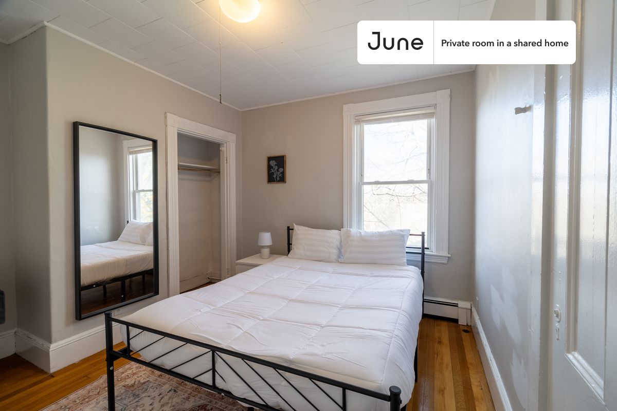 

PLEASE NOTE: This is a private room in a shared apartment. You will have your own bedroom and shared common areas (kitchen, bathroom, etc.) with other residents.

Queen bedroom in a 4 bedroom / 1 bathroom apartment!

Check out 3D tour now:  https://jnhm.es/8fs

This  Queen room in North Cambridge  is available on a 12 month lease or a flexible short term (31 to 364 days) lease. You pick your custom start and end date. Monthly rent rate is determined by furnishing preference, move-in date and move-out date. Speak to a June representative for recommendations on the best stay duration for the lowest rate, and learn more about this home on the June website:  https://jnhm.es/6yv

Amenities of this home:   Dishwasher,    Wi-Fi - Paid separately (High-Speed),    Guarantors Allowed,       Paid parking,    Hardwood Flooring,    Microwave,    Oven,    Refrigerator,    Heating | Baseboard Gas heating,   also, this unit is conveniently located, several local parks, restaurants and bars are just minutes away.

About June Homes: Welcome to the easiest rental experience of your life. Rent furnished or unfurnished apartments on a 12 month lease or a flexible short term (31 to 364 days). As a resident, you’ll have access to 24/7 support and monthly cleanings of the home’s shared spaces. Sign up now to apply online for your next home with June: https://jnhm.es/sign-roomi

Brokers welcome! Contact us for more details.

Interested? Kindly note that the minimum stay duration would be 31 days. 

Use this listing ID when speaking to June team:  #1783 C