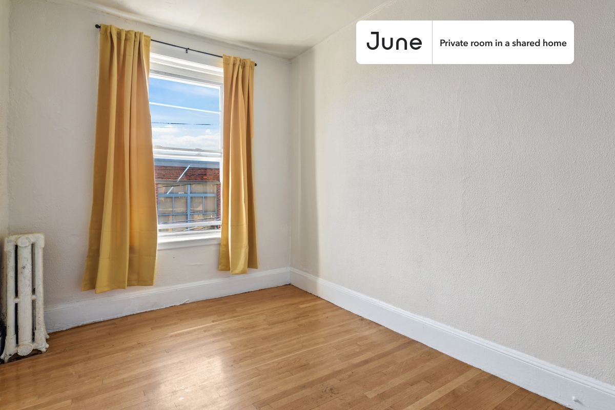

PLEASE NOTE: This is a private room in a shared apartment. You will have your own bedroom and shared common areas (kitchen, bathroom, etc.) with other residents.

Queen bedroom in a 4 bedroom / 1 bathroom apartment!

Check out 3D tour now:  https://jnhm.es/Rj

This  Queen room in Allston  is available on a 12 month lease or a flexible short term (31 to 364 days) lease. You pick your custom start and end date. Monthly rent rate is determined by furnishing preference, move-in date and move-out date. Speak to a June representative for recommendations on the best stay duration for the lowest rate, and learn more about this home on the June website:  https://jnhm.es/5wC

Amenities of this home:   Dishwasher,    Furnished Common Areas,    Wi-Fi - Paid separately (High-Speed),    Guarantors Allowed,          Laundry - Paid separately (in building),    Smart lock,    Wall-Mounted TV,    Hardwood Flooring,    Microwave,    Oven,    Refrigerator,   also, this unit is conveniently located, several local parks, restaurants and bars are just minutes away.

About June Homes: Welcome to the easiest rental experience of your life. Rent furnished or unfurnished apartments on a 12 month lease or a flexible short term (31 to 364 days). As a resident, you’ll have access to 24/7 support and monthly cleanings of the home’s shared spaces. Sign up now to apply online for your next home with June: https://jnhm.es/sign-roomi

Brokers welcome! Contact us for more details.

Interested? Kindly note that the minimum stay duration would be 31 days. 

Use this listing ID when speaking to June team:  #458 D