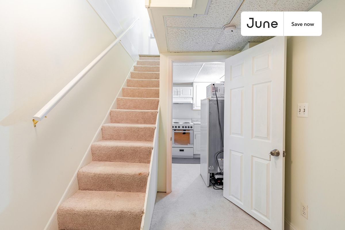 



Studio in Edgewood on flexible lease terms.

Check out 3D tour now:  https://jnhm.es/8cK

This  studio   is available on a 12 month lease or a flexible short term (31 to 364 days) lease. You pick your custom start and end date. Monthly rent rate is determined by furnishing preference, move-in date and move-out date. Speak to a June representative for recommendations on the best stay duration for the lowest rate, and learn more about this home on the June website:     https://jnhm.es/6oI

Amenities of this home:   Wi-Fi - Paid separately (High-Speed),    Guarantors Allowed,       Couple-Friendly,       Hardwood Flooring,    Microwave,    Oven,    Refrigerator,    Air Conditioning | HVAC,   also, this unit is conveniently located, several local parks, restaurants and bars are just minutes away.

About June Homes: Welcome to the easiest rental experience of your life. Rent furnished or unfurnished apartments on a 12 month lease or a flexible short term (31 to 364 days). As a resident, you’ll have access to 24/7 support and monthly cleanings of the home’s shared spaces. Sign up now to apply online for your next home with June: https://jnhm.es/sign-roomi

Brokers welcome! Contact us for more details.

Interested? Kindly note that the minimum stay duration would be 31 days. 

Use this listing ID when speaking to June team:  #1595