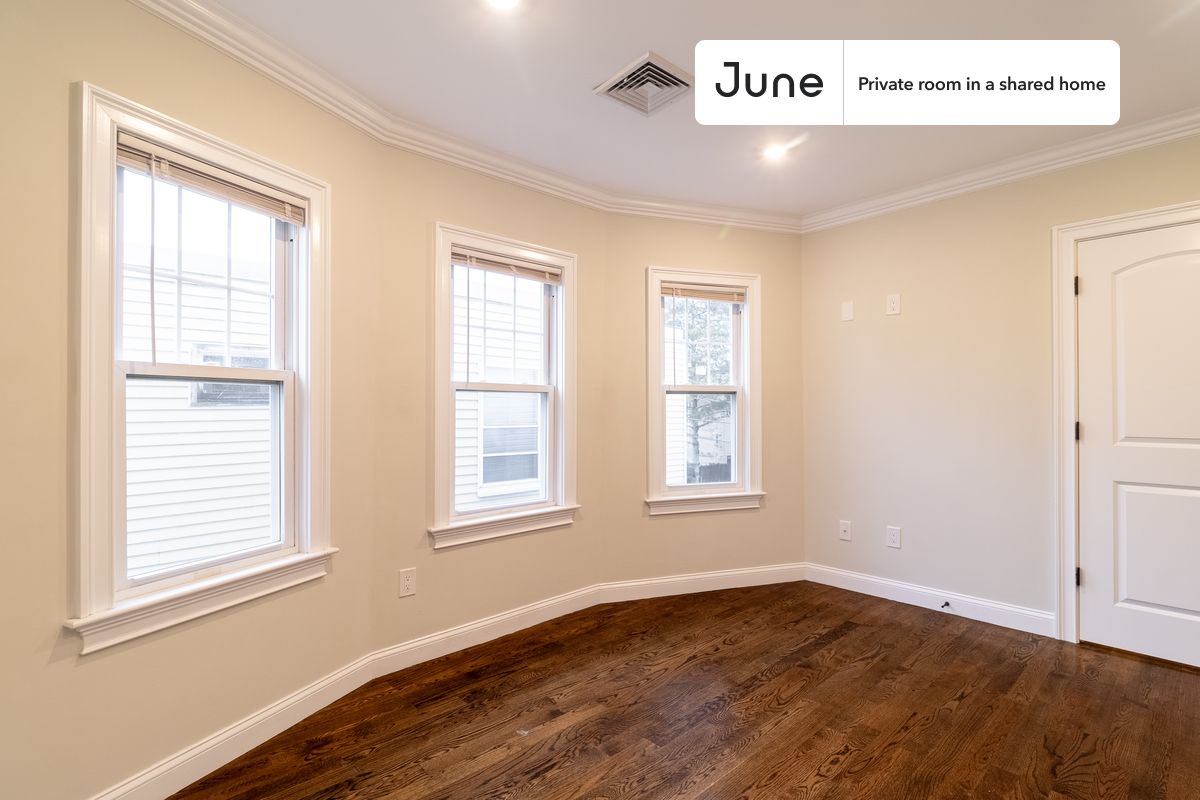 PLEASE NOTE: This is a private room in a shared apartment. You will have your own bedroom and shared common areas (kitchen, bathroom, etc.) with other residents.
Queen bedroom in a 4 bedroom / 1.5 bathroom apartment!
Check out 3D tour now: https://jnhm.es/8fu
This Queen room in Somerville is available on a 12 month lease or a flexible short term (31 to 364 days) lease. You pick your custom start and end date. Monthly rent rate is determined by furnishing preference, move-in date and move-out date. Speak to a June representative for recommendations on the best stay duration for the lowest rate, and learn more about this home on the June website: https://jnhm.es/6zi
Amenities of this home: Dishwasher, Furnished Common Areas, Wi-Fi - Paid separately (High-Speed), Guarantors Allowed, Dining area, Laundry in home (free), Living area, Hardwood Flooring, Microwave, Oven, Refrigerator, Air Conditioning | HVAC, also, this unit is conveniently located, several local parks, restaurants and bars are just minutes away.
About June Homes: Welcome to the easiest rental experience of your life. Rent furnished or unfurnished apartments on a 12 month lease or a flexible short term (31 to 364 days). As a resident, you’ll have access to 24/7 support and monthly cleanings of the home’s shared spaces. Sign up now to apply online for your next home with June: https://jnhm.es/sign-roomi
Brokers welcome! Contact us for more details.
Interested? Kindly note that the minimum stay duration would be 31 days.
Use this listing ID when speaking to June team: #1798 C