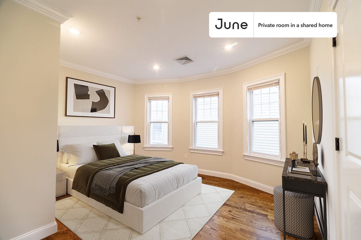 PLEASE NOTE: This is a private room in a shared apartment. You will have your own bedroom and shared common areas (kitchen, bathroom, etc.) with other residents.
Queen bedroom in a 4 bedroom / 1.5 bathroom apartment!
Check out 3D tour now: https://jnhm.es/8fu
This Queen room in Somerville is available on a 12 month lease or a flexible short term (31 to 364 days) lease. You pick your custom start and end date. Monthly rent rate is determined by furnishing preference, move-in date and move-out date. Speak to a June representative for recommendations on the best stay duration for the lowest rate, and learn more about this home on the June website: https://jnhm.es/6zi
Amenities of this home: Dishwasher, Furnished Common Areas, Wi-Fi - Paid separately (High-Speed), Guarantors Allowed, Dining area, Laundry in home (free), Living area, Hardwood Flooring, Microwave, Oven, Refrigerator, Air Conditioning | HVAC, also, this unit is conveniently located, several local parks, restaurants and bars are just minutes away.
About June Homes: Welcome to the easiest rental experience of your life. Rent furnished or unfurnished apartments on a 12 month lease or a flexible short term (31 to 364 days). As a resident, you’ll have access to 24/7 support and monthly cleanings of the home’s shared spaces. Sign up now to apply online for your next home with June: https://jnhm.es/sign-roomi
Brokers welcome! Contact us for more details.
Interested? Kindly note that the minimum stay duration would be 31 days.
Use this listing ID when speaking to June team: #1798 C