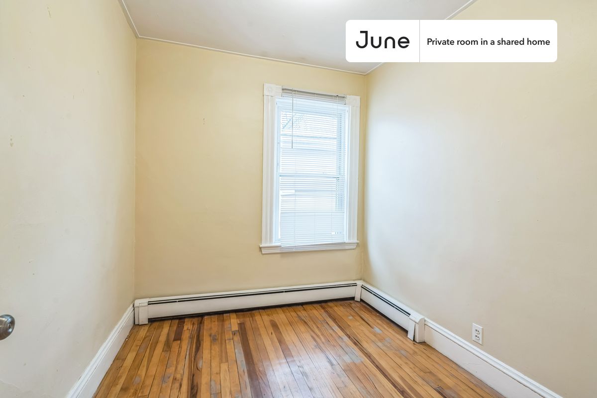 

PLEASE NOTE: This is a private room in a shared apartment. You will have your own bedroom and shared common areas (kitchen, bathroom, etc.) with other residents.

Full bedroom in a 4 bedroom / 1 bathroom apartment!

Check out 3D tour now:  https://jnhm.es/8ff

This  Full room in North Cambridge  is available on a 12 month lease or a flexible short term (31 to 364 days) lease. You pick your custom start and end date. Monthly rent rate is determined by furnishing preference, move-in date and move-out date. Speak to a June representative for recommendations on the best stay duration for the lowest rate, and learn more about this home on the June website:  https://jnhm.es/6y9

Amenities of this home:   Dishwasher,    Furnished Common Areas,    Wi-Fi - Paid separately (High-Speed),    Guarantors Allowed,       Dine in kitchen,    Paid parking,    Wall-Mounted TV,    Hardwood Flooring,    Microwave,    Oven,    Refrigerator,    Heating | Baseboard Gas heating,   also, this unit is conveniently located, several local parks, restaurants and bars are just minutes away.

About June Homes: Welcome to the easiest rental experience of your life. Rent furnished or unfurnished apartments on a 12 month lease or a flexible short term (31 to 364 days). As a resident, you’ll have access to 24/7 support and monthly cleanings of the home’s shared spaces. Sign up now to apply online for your next home with June: https://jnhm.es/sign-roomi

Brokers welcome! Contact us for more details.

Interested? Kindly note that the minimum stay duration would be 31 days. 

Use this listing ID when speaking to June team:  #1776 D