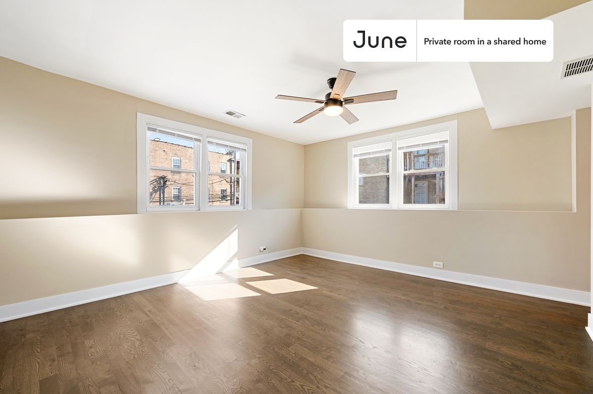 PLEASE NOTE: This is a private room in a shared apartment. You will have your own bedroom and shared common areas (kitchen, bathroom, etc.) with other residents.
Queen bedroom in a 4 bedroom / 2 bathroom apartment!
Check out 3D tour now: https://jnhm.es/8eV
This Queen room in Logan Square is available on a 12 month lease or a flexible short term (31 to 364 days) lease. You pick your custom start and end date. Monthly rent rate is determined by furnishing preference, move-in date and move-out date. Speak to a June representative for recommendations on the best stay duration for the lowest rate, and learn more about this home on the June website: https://jnhm.es/6wW
Amenities of this home: Dishwasher, Wi-Fi - Paid separately (High-Speed), Guarantors Allowed, Street parking - City permit required, Hardwood Flooring, Air Conditioning | HVAC, also, this unit is conveniently located, several local parks, restaurants and bars are just minutes away.
About June Homes: Welcome to the easiest rental experience of your life. Rent furnished or unfurnished apartments on a 12 month lease or a flexible short term (31 to 364 days). As a resident, you’ll have access to 24/7 support and monthly cleanings of the home’s shared spaces. Sign up now to apply online for your next home with June: https://jnhm.es/sign-roomi
Brokers welcome! Contact us for more details.
Interested? Kindly note that the minimum stay duration would be 32 days.
Use this listing ID when speaking to June team: #1754 A