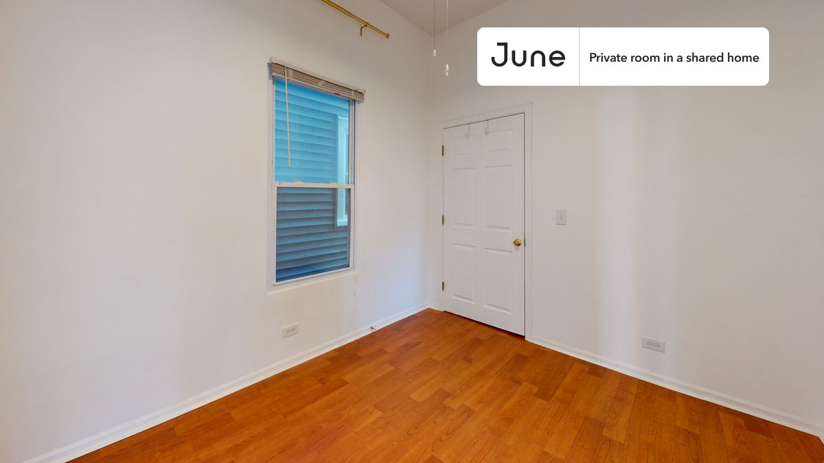 PLEASE NOTE: This is a private room in a shared apartment. You will have your own bedroom and shared common areas (kitchen, bathroom, etc.) with other residents.
Queen bedroom in a 3 bedroom / 1 bathroom apartment!
Check out 3D tour now: https://jnhm.es/8fC
This Queen room in Logan Square is available on a 12 month lease or a flexible short term (31 to 364 days) lease. You pick your custom start and end date. Monthly rent rate is determined by furnishing preference, move-in date and move-out date. Speak to a June representative for recommendations on the best stay duration for the lowest rate, and learn more about this home on the June website: https://jnhm.es/6yz
Amenities of this home: Dishwasher, Furnished Common Areas, Wi-Fi - Paid separately (High-Speed), Guarantors Allowed, 32-inch Flat-Screen TV, Dining area, Laundry - Paid separately (in building), Hardwood Flooring, Microwave, Oven, Refrigerator, Air Conditioning | HVAC, Street parking - No permit required, also, this unit is conveniently located, several local parks, restaurants and bars are just minutes away.
About June Homes: Welcome to the easiest rental experience of your life. Rent furnished or unfurnished apartments on a 12 month lease or a flexible short term (31 to 364 days). As a resident, you’ll have access to 24/7 support and monthly cleanings of the home’s shared spaces. Sign up now to apply online for your next home with June: https://jnhm.es/sign-roomi
Brokers welcome! Contact us for more details.
Interested? Kindly note that the minimum stay duration would be 32 days.
Use this listing ID when speaking to June team: #1784 B