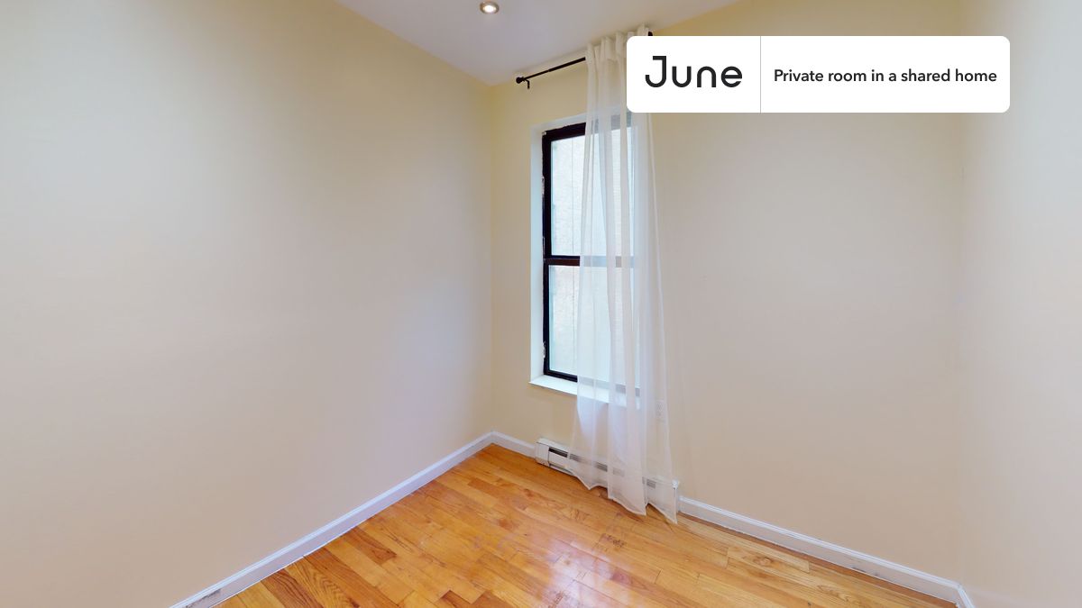 PLEASE NOTE: This is a private room in a shared apartment. You will have your own bedroom and shared common areas (kitchen, bathroom, etc.) with other residents.
Queen bedroom in a 6 bedroom / 3 bathroom apartment!
Check out 3D tour now: https://jnhm.es/8fA
This Queen room in Upper West Side is available on a 12 month lease or a flexible short term (31 to 364 days) lease. You pick your custom start and end date. Monthly rent rate is determined by furnishing preference, move-in date and move-out date. Speak to a June representative for recommendations on the best stay duration for the lowest rate, and learn more about this home on the June website: https://jnhm.es/6z8
Amenities of this home: Dishwasher, Furnished Common Areas, Wi-Fi - Paid separately (High-Speed), Elevator, Guarantors Allowed, Laundry in home (free), Courtyard, Wall-Mounted TV, Hardwood Flooring, Microwave, Oven, Refrigerator, also, this unit is conveniently located, several local parks, restaurants and bars are just minutes away.
About June Homes: Welcome to the easiest rental experience of your life. Rent furnished or unfurnished apartments on a 12 month lease or a flexible short term (31 to 364 days). As a resident, you’ll have access to 24/7 support and monthly cleanings of the home’s shared spaces. Sign up now to apply online for your next home with June: https://jnhm.es/sign-roomi
Brokers welcome! Contact us for more details.
Interested? Use this listing ID when speaking to June team: #1796 E