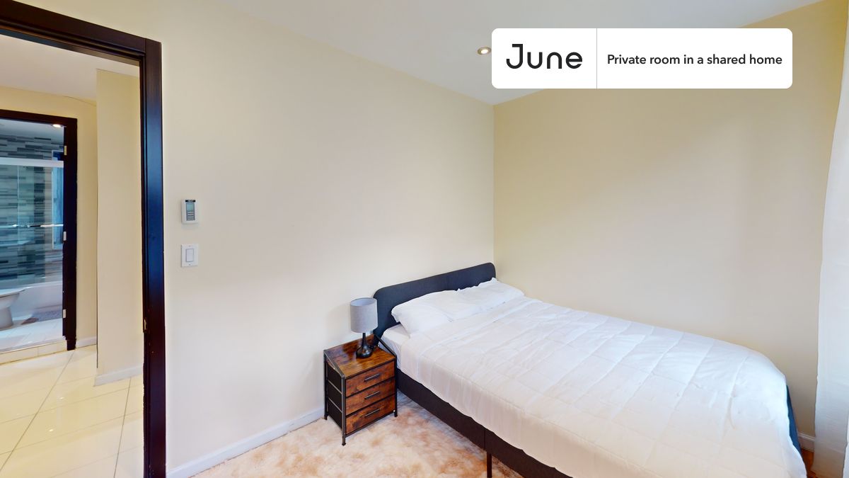 PLEASE NOTE: This is a private room in a shared apartment. You will have your own bedroom and shared common areas (kitchen, bathroom, etc.) with other residents.
Queen bedroom in a 6 bedroom / 3 bathroom apartment!
Check out 3D tour now: https://jnhm.es/8fA
This Queen room in Upper West Side is available on a 12 month lease or a flexible short term (31 to 364 days) lease. You pick your custom start and end date. Monthly rent rate is determined by furnishing preference, move-in date and move-out date. Speak to a June representative for recommendations on the best stay duration for the lowest rate, and learn more about this home on the June website: https://jnhm.es/6zc
Amenities of this home: Dishwasher, Furnished Common Areas, Wi-Fi - Paid separately (High-Speed), Elevator, Guarantors Allowed, Laundry in home (free), Courtyard, Wall-Mounted TV, Hardwood Flooring, Microwave, Oven, Refrigerator, also, this unit is conveniently located, several local parks, restaurants and bars are just minutes away.
About June Homes: Welcome to the easiest rental experience of your life. Rent furnished or unfurnished apartments on a 12 month lease or a flexible short term (31 to 364 days). As a resident, you’ll have access to 24/7 support and monthly cleanings of the home’s shared spaces. Sign up now to apply online for your next home with June: https://jnhm.es/sign-roomi
Brokers welcome! Contact us for more details.
Interested? Use this listing ID when speaking to June team: #1796 A
