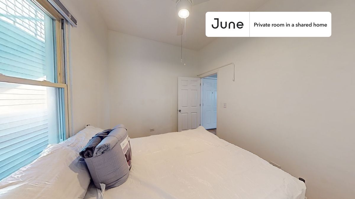 PLEASE NOTE: This is a private room in a shared apartment. You will have your own bedroom and shared common areas (kitchen, bathroom, etc.) with other residents.
Queen bedroom in a 3 bedroom / 1 bathroom apartment!
Check out 3D tour now: https://jnhm.es/8fC
This Queen room in Logan Square is available on a 12 month lease or a flexible short term (31 to 364 days) lease. You pick your custom start and end date. Monthly rent rate is determined by furnishing preference, move-in date and move-out date. Speak to a June representative for recommendations on the best stay duration for the lowest rate, and learn more about this home on the June website: https://jnhm.es/6yy
Amenities of this home: Dishwasher, Furnished Common Areas, Wi-Fi - Paid separately (High-Speed), Guarantors Allowed, 32-inch Flat-Screen TV, Dining area, Laundry - Paid separately (in building), Hardwood Flooring, Microwave, Oven, Refrigerator, Air Conditioning | HVAC, Street parking - No permit required, also, this unit is conveniently located, several local parks, restaurants and bars are just minutes away.
About June Homes: Welcome to the easiest rental experience of your life. Rent furnished or unfurnished apartments on a 12 month lease or a flexible short term (31 to 364 days). As a resident, you’ll have access to 24/7 support and monthly cleanings of the home’s shared spaces. Sign up now to apply online for your next home with June: https://jnhm.es/sign-roomi
Brokers welcome! Contact us for more details.
Interested? Kindly note that the minimum stay duration would be 32 days.
Use this listing ID when speaking to June team: #1784 C