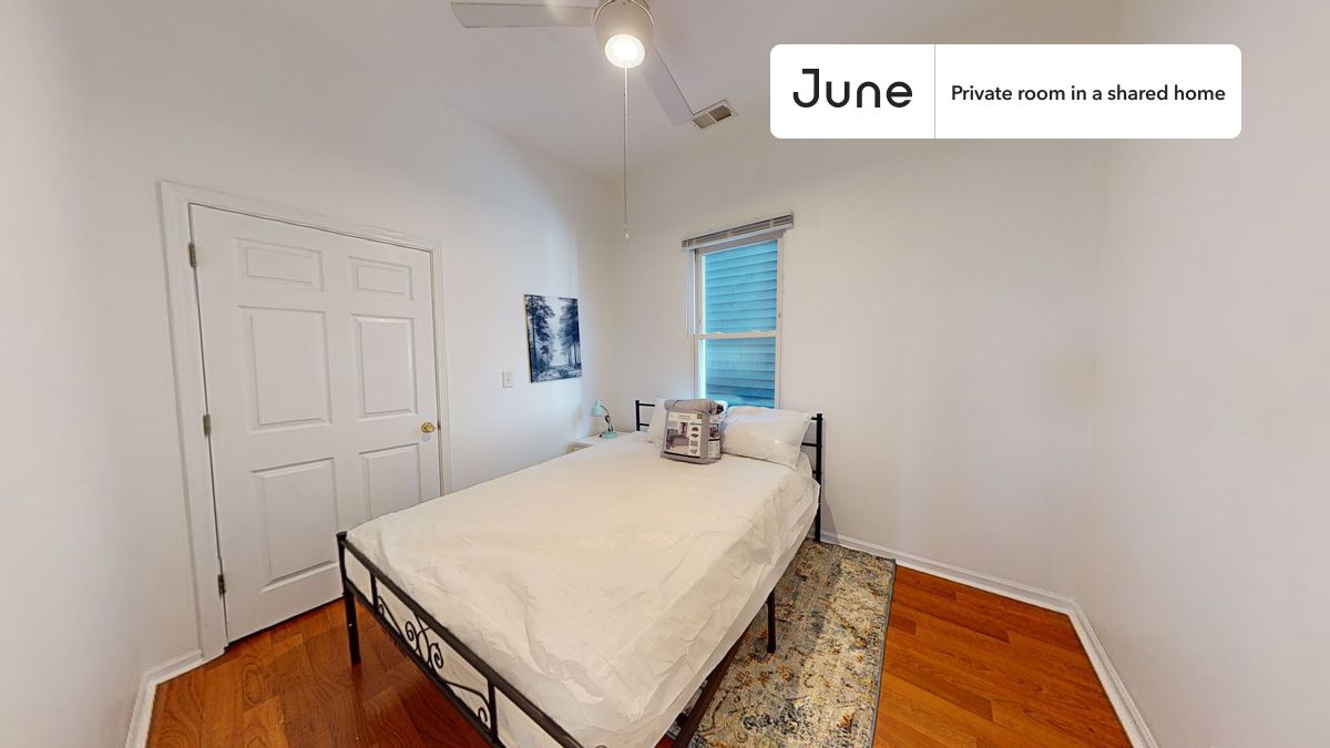PLEASE NOTE: This is a private room in a shared apartment. You will have your own bedroom and shared common areas (kitchen, bathroom, etc.) with other residents.
Queen bedroom in a 3 bedroom / 1 bathroom apartment!
Check out 3D tour now: https://jnhm.es/8fC
This Queen room in Logan Square is available on a 12 month lease or a flexible short term (31 to 364 days) lease. You pick your custom start and end date. Monthly rent rate is determined by furnishing preference, move-in date and move-out date. Speak to a June representative for recommendations on the best stay duration for the lowest rate, and learn more about this home on the June website: https://jnhm.es/6yy
Amenities of this home: Dishwasher, Furnished Common Areas, Wi-Fi - Paid separately (High-Speed), Guarantors Allowed, 32-inch Flat-Screen TV, Dining area, Laundry - Paid separately (in building), Hardwood Flooring, Microwave, Oven, Refrigerator, Air Conditioning | HVAC, Street parking - No permit required, also, this unit is conveniently located, several local parks, restaurants and bars are just minutes away.
About June Homes: Welcome to the easiest rental experience of your life. Rent furnished or unfurnished apartments on a 12 month lease or a flexible short term (31 to 364 days). As a resident, you’ll have access to 24/7 support and monthly cleanings of the home’s shared spaces. Sign up now to apply online for your next home with June: https://jnhm.es/sign-roomi
Brokers welcome! Contact us for more details.
Interested? Kindly note that the minimum stay duration would be 32 days.
Use this listing ID when speaking to June team: #1784 C