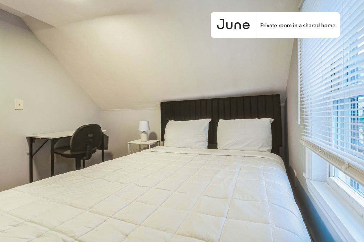 

PLEASE NOTE: This is a private room in a shared apartment. You will have your own bedroom and shared common areas (kitchen, bathroom, etc.) with other residents.

Queen bedroom in a 5 bedroom / 3 bathroom apartment!

Check out 3D tour now:  https://jnhm.es/8fF

This  Queen room in Somerville  is available on a 12 month lease or a flexible short term (31 to 364 days) lease. You pick your custom start and end date. Monthly rent rate is determined by furnishing preference, move-in date and move-out date. Speak to a June representative for recommendations on the best stay duration for the lowest rate, and learn more about this home on the June website:  https://jnhm.es/6zR

Amenities of this home:   Wi-Fi - Paid separately (High-Speed),    Guarantors Allowed,       Dining area,    Laundry - Paid separately (in building),    Wall-Mounted TV,    Hardwood Flooring,    Microwave,    Oven,    Refrigerator,    Heating | Baseboard Gas heating,   also, this unit is conveniently located, several local parks, restaurants and bars are just minutes away.

About June Homes: Welcome to the easiest rental experience of your life. Rent furnished or unfurnished apartments on a 12 month lease or a flexible short term (31 to 364 days). As a resident, you’ll have access to 24/7 support and monthly cleanings of the home’s shared spaces. Sign up now to apply online for your next home with June: https://jnhm.es/sign-roomi

Brokers welcome! Contact us for more details.

Interested? Kindly note that the minimum stay duration would be 31 days. 

Use this listing ID when speaking to June team:  #1806 D