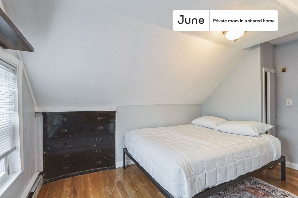 

PLEASE NOTE: This is a private room in a shared apartment. You will have your own bedroom and shared common areas (kitchen, bathroom, etc.) with other residents.

Queen bedroom in a 5 bedroom / 3 bathroom apartment!

Check out 3D tour now:  https://jnhm.es/8fF

This  Queen room in Somerville  is available on a 12 month lease or a flexible short term (31 to 364 days) lease. You pick your custom start and end date. Monthly rent rate is determined by furnishing preference, move-in date and move-out date. Speak to a June representative for recommendations on the best stay duration for the lowest rate, and learn more about this home on the June website:  https://jnhm.es/6zQ

Amenities of this home:   Wi-Fi - Paid separately (High-Speed),    Guarantors Allowed,       Dining area,    Laundry - Paid separately (in building),    Wall-Mounted TV,    Hardwood Flooring,    Microwave,    Oven,    Refrigerator,    Heating | Baseboard Gas heating,   also, this unit is conveniently located, several local parks, restaurants and bars are just minutes away.

About June Homes: Welcome to the easiest rental experience of your life. Rent furnished or unfurnished apartments on a 12 month lease or a flexible short term (31 to 364 days). As a resident, you’ll have access to 24/7 support and monthly cleanings of the home’s shared spaces. Sign up now to apply online for your next home with June: https://jnhm.es/sign-roomi

Brokers welcome! Contact us for more details.

Interested? Kindly note that the minimum stay duration would be 31 days. 

Use this listing ID when speaking to June team:  #1806 E