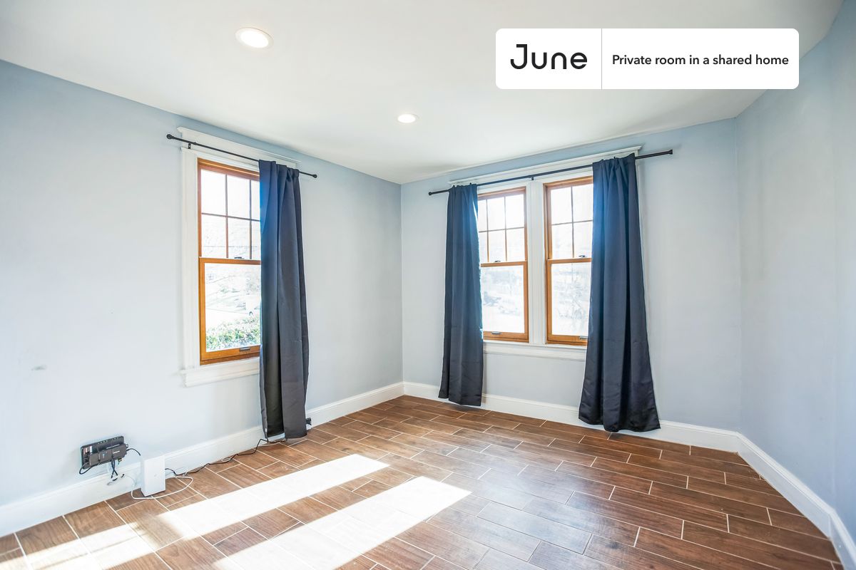 

PLEASE NOTE: This is a private room in a shared apartment. You will have your own bedroom and shared common areas (kitchen, bathroom, etc.) with other residents.

Queen bedroom in a 7 bedroom / 6 bathroom apartment!

Check out 3D tour now:  https://jnhm.es/8fI

This  Queen room in Dupont Park  is available on a 12 month lease or a flexible short term (31 to 364 days) lease. You pick your custom start and end date. Monthly rent rate is determined by furnishing preference, move-in date and move-out date. Speak to a June representative for recommendations on the best stay duration for the lowest rate, and learn more about this home on the June website:  https://jnhm.es/6Ah

Amenities of this home:      Paid parking,    Dishwasher,    Furnished Common Areas,    Wi-Fi - Paid separately (High-Speed),    Guarantors Allowed,    Wall-Mounted TV,    Hardwood Flooring,    Oven,    Refrigerator,    Air Conditioning | HVAC,   also, this unit is conveniently located, several local parks, restaurants and bars are just minutes away.

About June Homes: Welcome to the easiest rental experience of your life. Rent furnished or unfurnished apartments on a 12 month lease or a flexible short term (31 to 364 days). As a resident, you’ll have access to 24/7 support and monthly cleanings of the home’s shared spaces. Sign up now to apply online for your next home with June: https://jnhm.es/sign-roomi

Brokers welcome! Contact us for more details.

Interested? Kindly note that the minimum stay duration would be 31 days. 

Use this listing ID when speaking to June team:  #1811 A