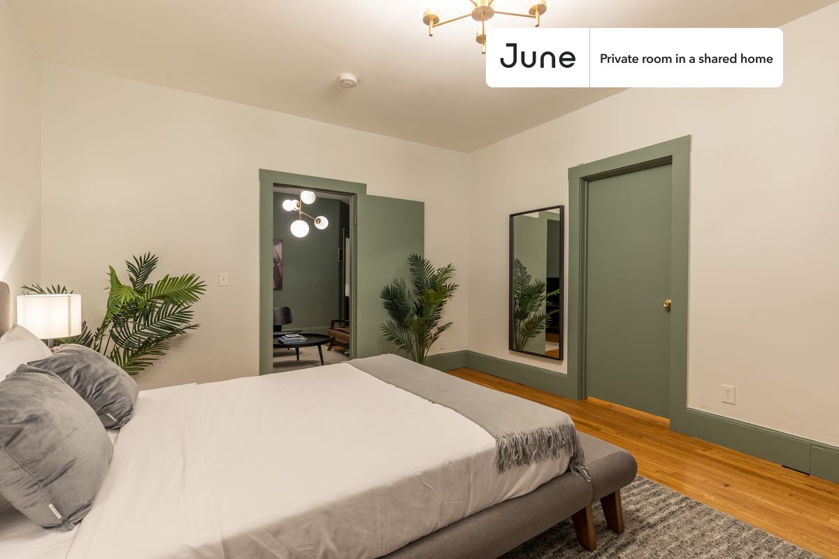 

PLEASE NOTE: This is a private room in a shared apartment. You will have your own bedroom and shared common areas (kitchen, bathroom, etc.) with other residents.

Queen bedroom in a 4 bedroom / 1 bathroom apartment!

Check out 3D tour now:  https://jnhm.es/Qe

This  Queen room in Brighton  is available on a 12 month lease or a flexible short term (31 to 364 days) lease. You pick your custom start and end date. Monthly rent rate is determined by furnishing preference, move-in date and move-out date. Speak to a June representative for recommendations on the best stay duration for the lowest rate, and learn more about this home on the June website:  https://jnhm.es/Gc

Amenities of this home:   Dishwasher,    Furnished Common Areas,    Wi-Fi - Paid separately (High-Speed),    Guarantors Allowed,       32-inch Flat-Screen TV,    Dining area,    Dine in kitchen,       Street parking - City permit required,    Laundry - Paid separately (in building),    Smart lock,    Hardwood Flooring,    Microwave,    Oven,    Refrigerator,   also, this unit is conveniently located, several local parks, restaurants and bars are just minutes away.

About June Homes: Welcome to the easiest rental experience of your life. Rent furnished or unfurnished apartments on a 12 month lease or a flexible short term (31 to 364 days). As a resident, you’ll have access to 24/7 support and monthly cleanings of the home’s shared spaces. Sign up now to apply online for your next home with June: https://jnhm.es/sign-roomi

Brokers welcome! Contact us for more details.

Interested? Kindly note that the minimum stay duration would be 31 days. 

Use this listing ID when speaking to June team:  #272 D