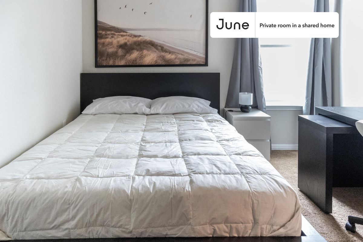 PLEASE NOTE: This is a private room in a shared apartment. You will have your own bedroom and shared common areas (kitchen, bathroom, etc.) with other residents.
Queen bedroom in a 5 bedroom / 2 bathroom apartment!
Check out 3D tour now: https://jnhm.es/ZD
This Queen room in Chestnut is available on a 12 month lease or a flexible short term (31 to 364 days) lease. You pick your custom start and end date. Monthly rent rate is determined by furnishing preference, move-in date and move-out date. Speak to a June representative for recommendations on the best stay duration for the lowest rate, and learn more about this home on the June website: https://jnhm.es/5R7
Amenities of this home: Dishwasher, Furnished Common Areas, Wi-Fi - Paid separately (High-Speed), Outdoor space, Guarantors Allowed, 32-inch Flat-Screen TV, Central AC (Common space), Laundry in building (free), Driveway parking (Paid separately), Hardwood Flooring, Microwave, Oven, Refrigerator, also, this unit is conveniently located, several local parks, restaurants and bars are just minutes away.
About June Homes: Welcome to the easiest rental experience of your life. Rent furnished or unfurnished apartments on a 12 month lease or a flexible short term (31 to 364 days). As a resident, you’ll have access to 24/7 support and monthly cleanings of the home’s shared spaces. Sign up now to apply online for your next home with June: https://jnhm.es/sign-roomi
Brokers welcome! Contact us for more details.
Interested? Use this listing ID when speaking to June team: #894 C