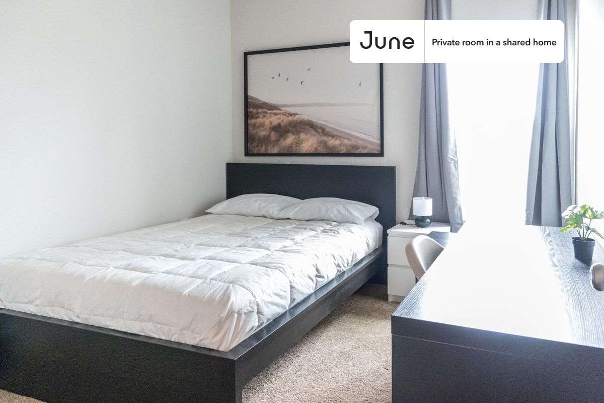 PLEASE NOTE: This is a private room in a shared apartment. You will have your own bedroom and shared common areas (kitchen, bathroom, etc.) with other residents.
Queen bedroom in a 5 bedroom / 2 bathroom apartment!
Check out 3D tour now: https://jnhm.es/ZD
This Queen room in Chestnut is available on a 12 month lease or a flexible short term (31 to 364 days) lease. You pick your custom start and end date. Monthly rent rate is determined by furnishing preference, move-in date and move-out date. Speak to a June representative for recommendations on the best stay duration for the lowest rate, and learn more about this home on the June website: https://jnhm.es/5R7
Amenities of this home: Dishwasher, Furnished Common Areas, Wi-Fi - Paid separately (High-Speed), Outdoor space, Guarantors Allowed, 32-inch Flat-Screen TV, Central AC (Common space), Laundry in building (free), Driveway parking (Paid separately), Hardwood Flooring, Microwave, Oven, Refrigerator, also, this unit is conveniently located, several local parks, restaurants and bars are just minutes away.
About June Homes: Welcome to the easiest rental experience of your life. Rent furnished or unfurnished apartments on a 12 month lease or a flexible short term (31 to 364 days). As a resident, you’ll have access to 24/7 support and monthly cleanings of the home’s shared spaces. Sign up now to apply online for your next home with June: https://jnhm.es/sign-roomi
Brokers welcome! Contact us for more details.
Interested? Use this listing ID when speaking to June team: #894 C