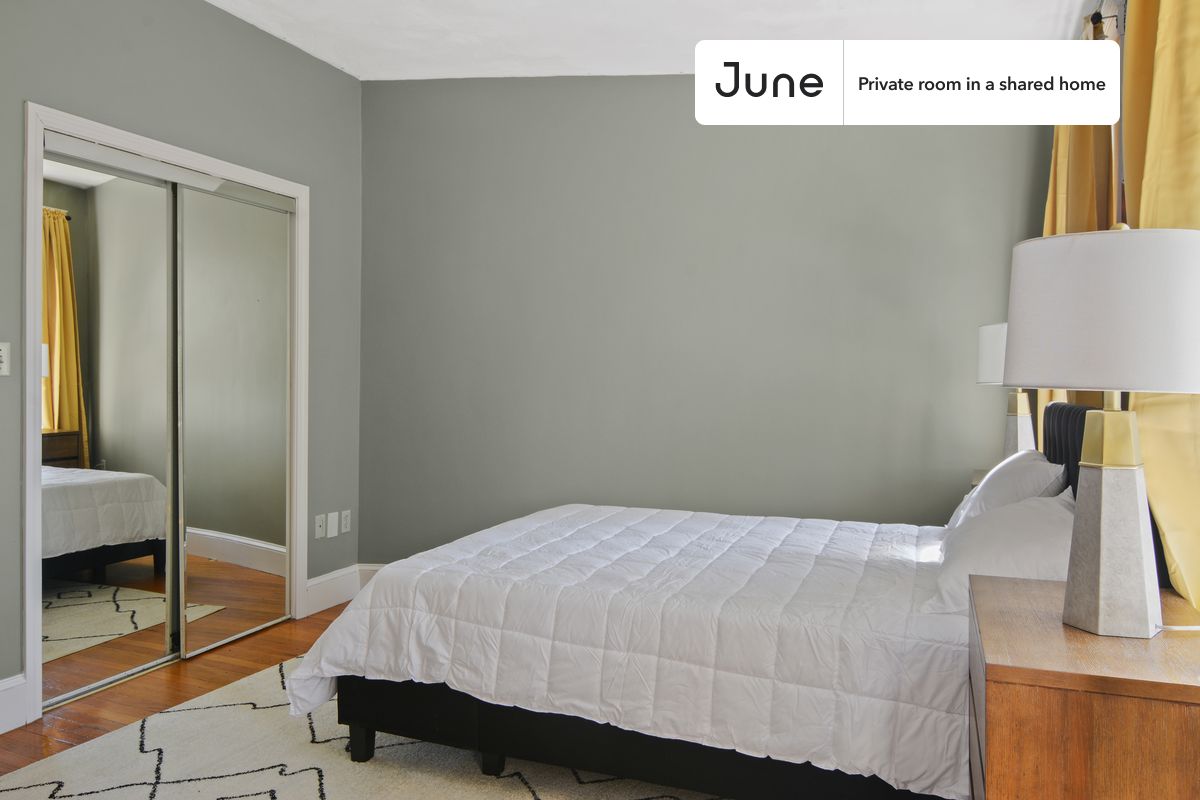 

PLEASE NOTE: This is a private room in a shared apartment. You will have your own bedroom and shared common areas (kitchen, bathroom, etc.) with other residents.

Queen bedroom in a 4 bedroom / 1 bathroom apartment!

Check out 3D tour now:  https://jnhm.es/UX

This  Queen room in Brighton  is available on a 12 month lease or a flexible short term (31 to 364 days) lease. You pick your custom start and end date. Monthly rent rate is determined by furnishing preference, move-in date and move-out date. Speak to a June representative for recommendations on the best stay duration for the lowest rate, and learn more about this home on the June website:  https://jnhm.es/5DJ

Amenities of this home:   Dishwasher,    Furnished Common Areas,    Wi-Fi - Paid separately (High-Speed),    Guarantors Allowed,       32-inch Flat-Screen TV,       Street parking - City permit required,    Laundry - Paid separately (in building),    Hardwood Flooring,    Microwave,    Oven,    Refrigerator,   also, this unit is conveniently located, several local parks, restaurants and bars are just minutes away.

About June Homes: Welcome to the easiest rental experience of your life. Rent furnished or unfurnished apartments on a 12 month lease or a flexible short term (31 to 364 days). As a resident, you’ll have access to 24/7 support and monthly cleanings of the home’s shared spaces. Sign up now to apply online for your next home with June: https://jnhm.es/sign-roomi

Brokers welcome! Contact us for more details.

Interested? Kindly note that the minimum stay duration would be 31 days. 

Use this listing ID when speaking to June team:  #605 A