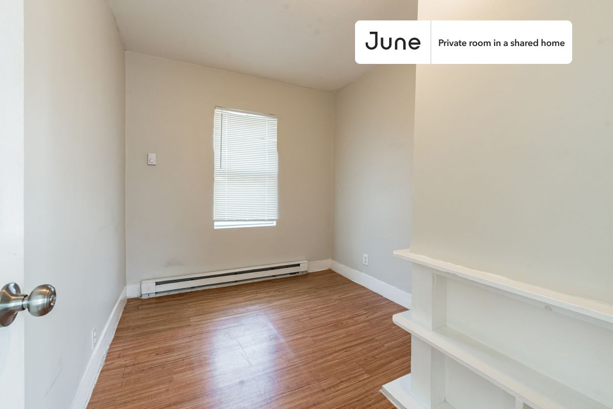 

PLEASE NOTE: This is a private room in a shared apartment. You will have your own bedroom and shared common areas (kitchen, bathroom, etc.) with other residents.

Queen bedroom in a 3 bedroom / 1 bathroom apartment!

Check out 3D tour now:  https://jnhm.es/8fN

This  Queen room in East Cambridge  is available on a 12 month lease or a flexible short term (31 to 364 days) lease. You pick your custom start and end date. Monthly rent rate is determined by furnishing preference, move-in date and move-out date. Speak to a June representative for recommendations on the best stay duration for the lowest rate, and learn more about this home on the June website:  https://jnhm.es/6Ai

Amenities of this home:   Dishwasher,    Furnished Common Areas,    Wi-Fi - Paid separately (High-Speed),    Guarantors Allowed,       Decorative fireplace,    32-inch Flat-Screen TV,    Dining area,       Laundry - Paid separately (in building),    Hardwood Flooring,    Microwave,    Oven,    Refrigerator,   also, this unit is conveniently located, several local parks, restaurants and bars are just minutes away.

About June Homes: Welcome to the easiest rental experience of your life. Rent furnished or unfurnished apartments on a 12 month lease or a flexible short term (31 to 364 days). As a resident, you’ll have access to 24/7 support and monthly cleanings of the home’s shared spaces. Sign up now to apply online for your next home with June: https://jnhm.es/sign-roomi

Brokers welcome! Contact us for more details.

Interested? Kindly note that the minimum stay duration would be 31 days. 

Use this listing ID when speaking to June team:  #1812 C