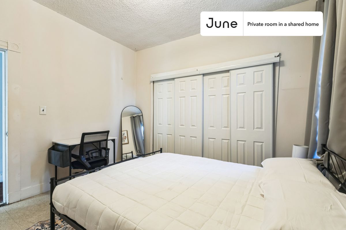 PLEASE NOTE: This is a private room in a shared apartment. You will have your own bedroom and shared common areas (kitchen, bathroom, etc.) with other residents.
Queen bedroom in a 5 bedroom / 1 bathroom apartment!
Check out 3D tour now: https://jnhm.es/8fL
This Queen room in Harvard Square (Cambridge) is available on a 12 month lease or a flexible short term (31 to 364 days) lease. You pick your custom start and end date. Monthly rent rate is determined by furnishing preference, move-in date and move-out date. Speak to a June representative for recommendations on the best stay duration for the lowest rate, and learn more about this home on the June website: https://jnhm.es/6A5
Amenities of this home: Dishwasher, Furnished Common Areas, Wi-Fi - Paid separately (High-Speed), Guarantors Allowed, Dining area, Laundry in home (free), Wall-Mounted TV, Hardwood Flooring, Microwave, Oven, Refrigerator, also, this unit is conveniently located, several local parks, restaurants and bars are just minutes away.
About June Homes: Welcome to the easiest rental experience of your life. Rent furnished or unfurnished apartments on a 12 month lease or a flexible short term (31 to 364 days). As a resident, you’ll have access to 24/7 support and monthly cleanings of the home’s shared spaces. Sign up now to apply online for your next home with June: https://jnhm.es/sign-roomi
Brokers welcome! Contact us for more details.
Interested? Kindly note that the minimum stay duration would be 31 days.
Use this listing ID when speaking to June team: #1809 B