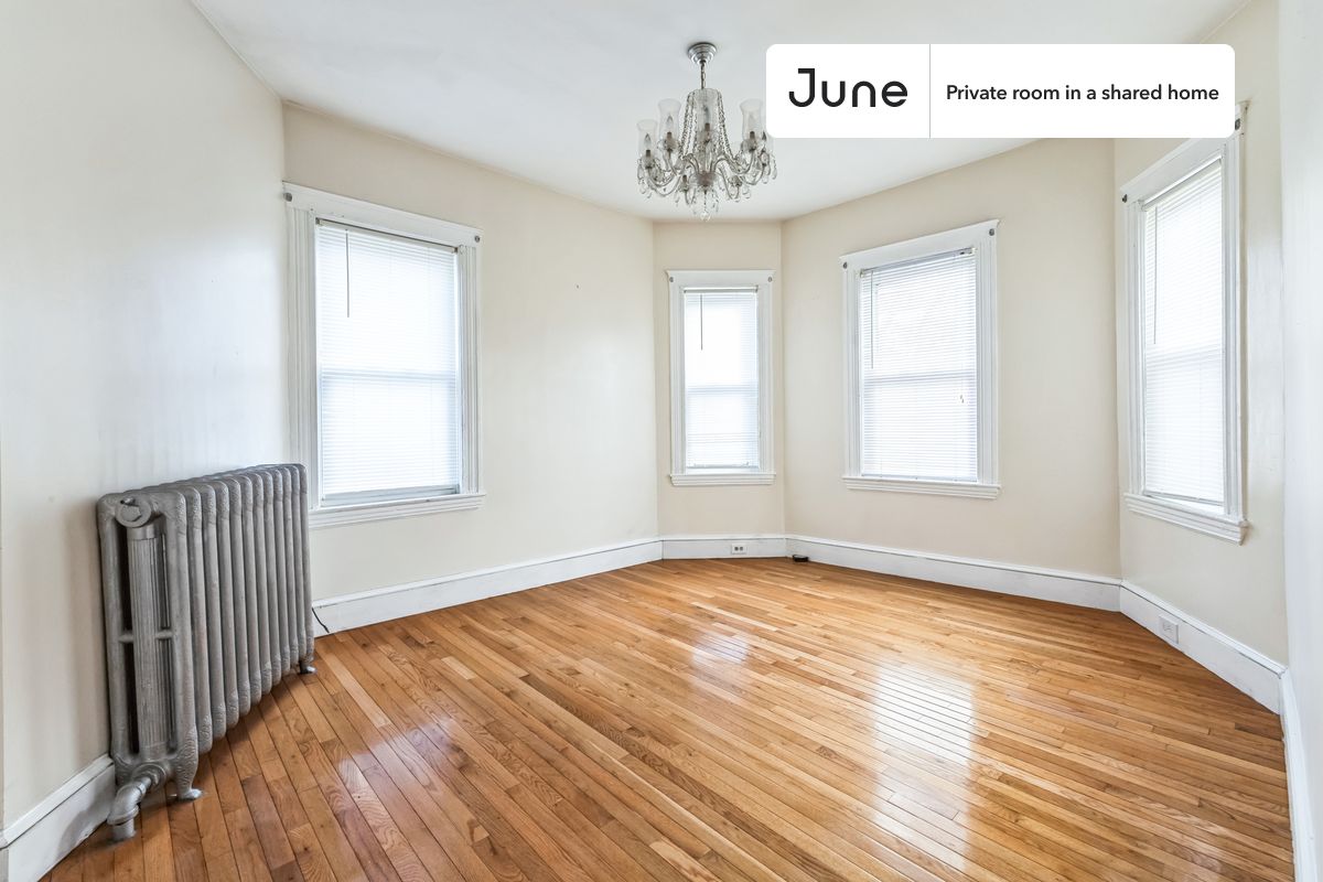 

PLEASE NOTE: This is a private room in a shared apartment. You will have your own bedroom and shared common areas (kitchen, bathroom, etc.) with other residents.

Queen bedroom in a 5 bedroom / 1 bathroom apartment!

Check out 3D tour now:  https://jnhm.es/8fK

This  Queen room in Harvard Square (Cambridge)  is available on a 12 month lease or a flexible short term (31 to 364 days) lease. You pick your custom start and end date. Monthly rent rate is determined by furnishing preference, move-in date and move-out date. Speak to a June representative for recommendations on the best stay duration for the lowest rate, and learn more about this home on the June website:  https://jnhm.es/6zZ

Amenities of this home:   Dishwasher,    Furnished Common Areas,    Wi-Fi - Paid separately (High-Speed),    Guarantors Allowed,       Dining area,       Laundry in home (free),    Wall-Mounted TV,    Hardwood Flooring,    Microwave,    Oven,    Refrigerator,    Terrace,   also, this unit is conveniently located, several local parks, restaurants and bars are just minutes away.

About June Homes: Welcome to the easiest rental experience of your life. Rent furnished or unfurnished apartments on a 12 month lease or a flexible short term (31 to 364 days). As a resident, you’ll have access to 24/7 support and monthly cleanings of the home’s shared spaces. Sign up now to apply online for your next home with June: https://jnhm.es/sign-roomi

Brokers welcome! Contact us for more details.

Interested? Kindly note that the minimum stay duration would be 31 days. 

Use this listing ID when speaking to June team:  #1808 C