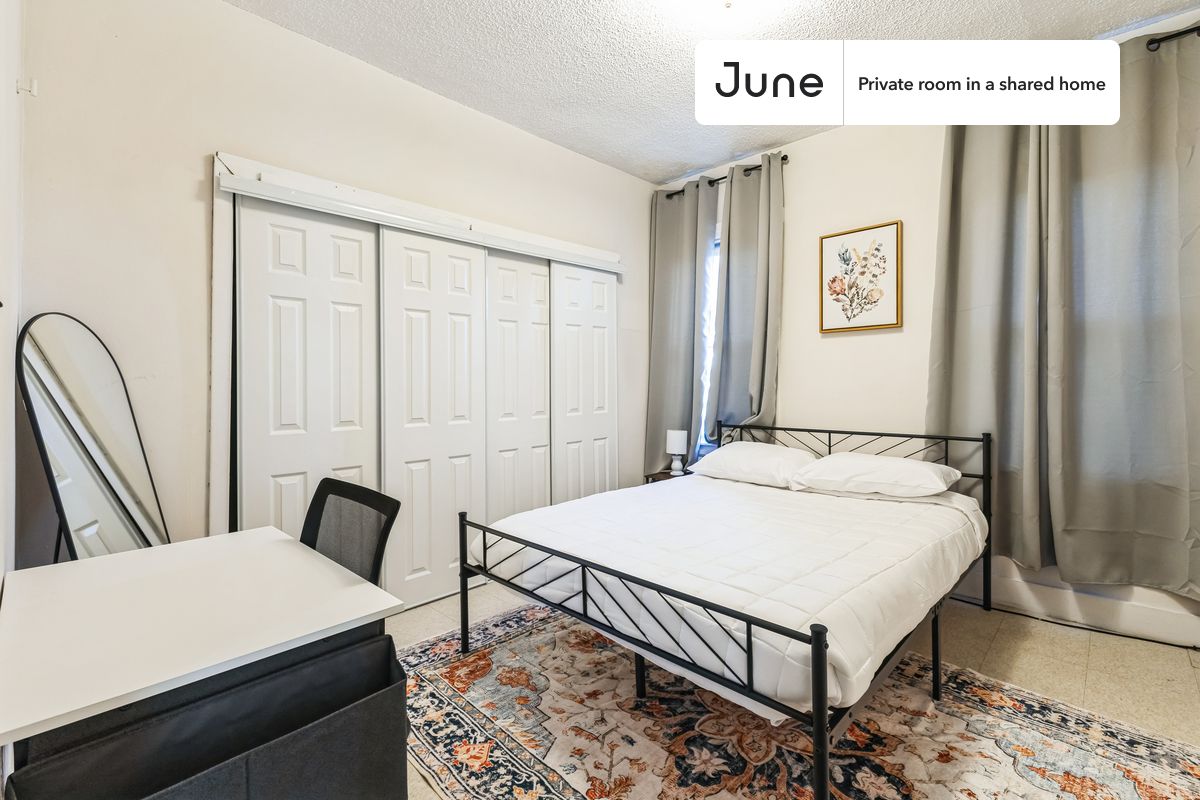 PLEASE NOTE: This is a private room in a shared apartment. You will have your own bedroom and shared common areas (kitchen, bathroom, etc.) with other residents.
Queen bedroom in a 5 bedroom / 1 bathroom apartment!
Check out 3D tour now: https://jnhm.es/8fL
This Queen room in Harvard Square (Cambridge) is available on a 12 month lease or a flexible short term (31 to 364 days) lease. You pick your custom start and end date. Monthly rent rate is determined by furnishing preference, move-in date and move-out date. Speak to a June representative for recommendations on the best stay duration for the lowest rate, and learn more about this home on the June website: https://jnhm.es/6A5
Amenities of this home: Dishwasher, Furnished Common Areas, Wi-Fi - Paid separately (High-Speed), Guarantors Allowed, Dining area, Laundry in home (free), Wall-Mounted TV, Hardwood Flooring, Microwave, Oven, Refrigerator, also, this unit is conveniently located, several local parks, restaurants and bars are just minutes away.
About June Homes: Welcome to the easiest rental experience of your life. Rent furnished or unfurnished apartments on a 12 month lease or a flexible short term (31 to 364 days). As a resident, you’ll have access to 24/7 support and monthly cleanings of the home’s shared spaces. Sign up now to apply online for your next home with June: https://jnhm.es/sign-roomi
Brokers welcome! Contact us for more details.
Interested? Kindly note that the minimum stay duration would be 31 days.
Use this listing ID when speaking to June team: #1809 B