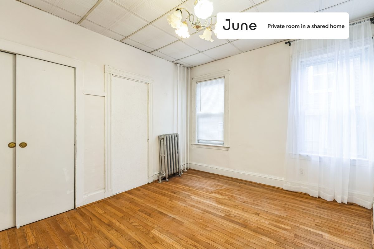 

PLEASE NOTE: This is a private room in a shared apartment. You will have your own bedroom and shared common areas (kitchen, bathroom, etc.) with other residents.

Queen bedroom in a 5 bedroom / 1 bathroom apartment!

Check out 3D tour now:  https://jnhm.es/8fK

This  Queen room in Harvard Square (Cambridge)  is available on a 12 month lease or a flexible short term (31 to 364 days) lease. You pick your custom start and end date. Monthly rent rate is determined by furnishing preference, move-in date and move-out date. Speak to a June representative for recommendations on the best stay duration for the lowest rate, and learn more about this home on the June website:  https://jnhm.es/6zY

Amenities of this home:   Dishwasher,    Furnished Common Areas,    Wi-Fi - Paid separately (High-Speed),    Guarantors Allowed,       Dining area,       Laundry in home (free),    Wall-Mounted TV,    Hardwood Flooring,    Microwave,    Oven,    Refrigerator,    Terrace,   also, this unit is conveniently located, several local parks, restaurants and bars are just minutes away.

About June Homes: Welcome to the easiest rental experience of your life. Rent furnished or unfurnished apartments on a 12 month lease or a flexible short term (31 to 364 days). As a resident, you’ll have access to 24/7 support and monthly cleanings of the home’s shared spaces. Sign up now to apply online for your next home with June: https://jnhm.es/sign-roomi

Brokers welcome! Contact us for more details.

Interested? Kindly note that the minimum stay duration would be 31 days. 

Use this listing ID when speaking to June team:  #1808 D
