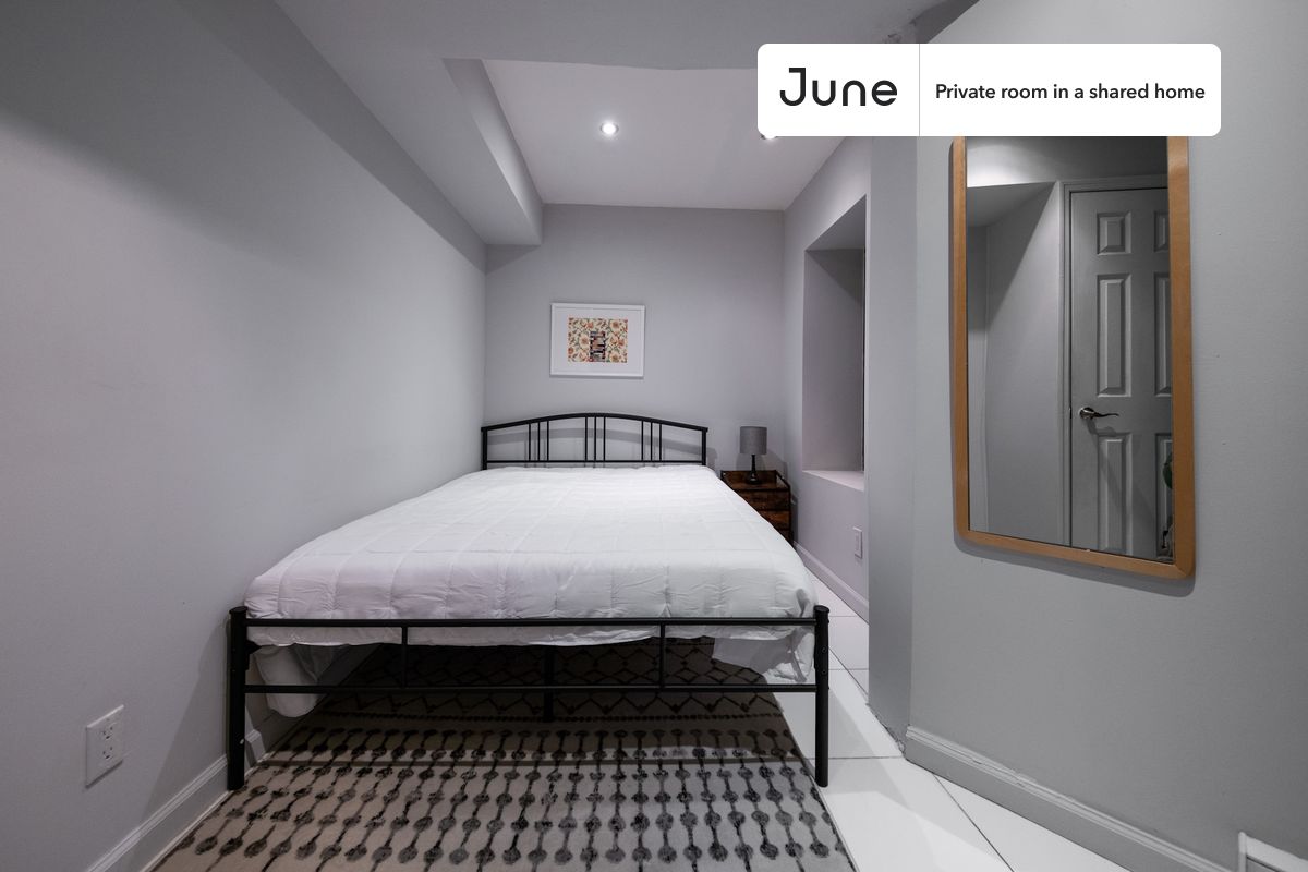 PLEASE NOTE: This is a private room in a shared apartment. You will have your own bedroom and shared common areas (kitchen, bathroom, etc.) with other residents.
Full bedroom in a 5 bedroom / 2 bathroom apartment!
Check out 3D tour now: https://jnhm.es/8fJ
This Full room in Upper West Side is available on a 12 month lease or a flexible short term (31 to 364 days) lease. You pick your custom start and end date. Monthly rent rate is determined by furnishing preference, move-in date and move-out date. Speak to a June representative for recommendations on the best stay duration for the lowest rate, and learn more about this home on the June website: https://jnhm.es/6zL
Amenities of this home: Furnished Common Areas, Wi-Fi - Paid separately (High-Speed), Guarantors Allowed, Dining area, Wall-Mounted TV, Hardwood Flooring, Microwave, Oven, Refrigerator, Heating | Baseboard Gas heating, also, this unit is conveniently located, several local parks, restaurants and bars are just minutes away.
About June Homes: Welcome to the easiest rental experience of your life. Rent furnished or unfurnished apartments on a 12 month lease or a flexible short term (31 to 364 days). As a resident, you’ll have access to 24/7 support and monthly cleanings of the home’s shared spaces. Sign up now to apply online for your next home with June: https://jnhm.es/sign-roomi
Brokers welcome! Contact us for more details.
Interested? Use this listing ID when speaking to June team: #1805 C