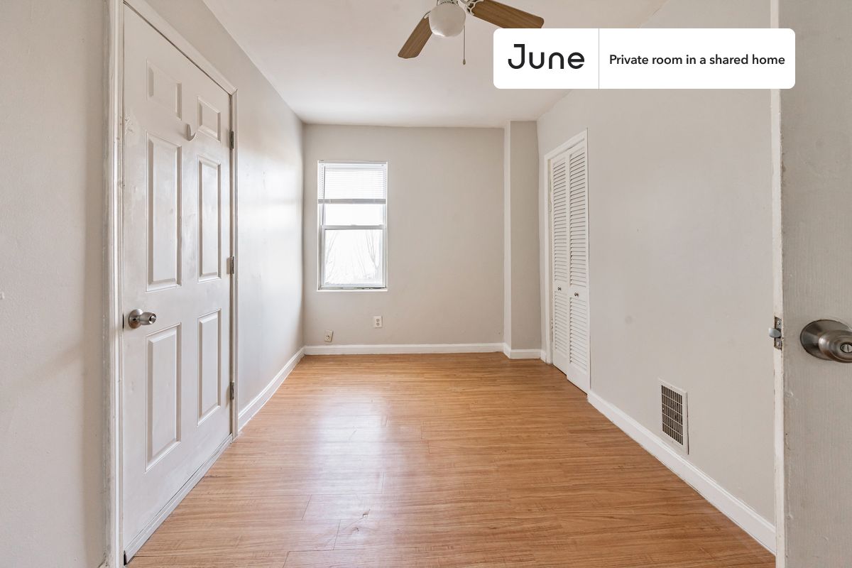 

PLEASE NOTE: This is a private room in a shared apartment. You will have your own bedroom and shared common areas (kitchen, bathroom, etc.) with other residents.

Queen bedroom in a 3 bedroom / 1 bathroom apartment!

Check out 3D tour now:  https://jnhm.es/8fN

This  Queen room in East Cambridge  is available on a 12 month lease or a flexible short term (31 to 364 days) lease. You pick your custom start and end date. Monthly rent rate is determined by furnishing preference, move-in date and move-out date. Speak to a June representative for recommendations on the best stay duration for the lowest rate, and learn more about this home on the June website:  https://jnhm.es/6Ak

Amenities of this home:   Dishwasher,    Furnished Common Areas,    Wi-Fi - Paid separately (High-Speed),    Guarantors Allowed,       Decorative fireplace,    32-inch Flat-Screen TV,    Dining area,       Laundry - Paid separately (in building),    Hardwood Flooring,    Microwave,    Oven,    Refrigerator,   also, this unit is conveniently located, several local parks, restaurants and bars are just minutes away.

About June Homes: Welcome to the easiest rental experience of your life. Rent furnished or unfurnished apartments on a 12 month lease or a flexible short term (31 to 364 days). As a resident, you’ll have access to 24/7 support and monthly cleanings of the home’s shared spaces. Sign up now to apply online for your next home with June: https://jnhm.es/sign-roomi

Brokers welcome! Contact us for more details.

Interested? Kindly note that the minimum stay duration would be 31 days. 

Use this listing ID when speaking to June team:  #1812 A