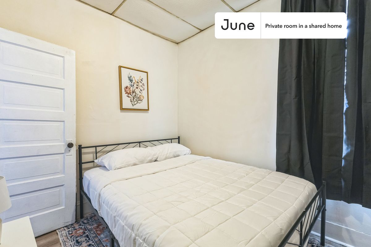 

PLEASE NOTE: This is a private room in a shared apartment. You will have your own bedroom and shared common areas (kitchen, bathroom, etc.) with other residents.

Queen bedroom in a 5 bedroom / 1 bathroom apartment!

Check out 3D tour now:  https://jnhm.es/8fK

This  Queen room in Harvard Square (Cambridge)  is available on a 12 month lease or a flexible short term (31 to 364 days) lease. You pick your custom start and end date. Monthly rent rate is determined by furnishing preference, move-in date and move-out date. Speak to a June representative for recommendations on the best stay duration for the lowest rate, and learn more about this home on the June website:  https://jnhm.es/6zX

Amenities of this home:   Dishwasher,    Furnished Common Areas,    Wi-Fi - Paid separately (High-Speed),    Guarantors Allowed,       Dining area,       Laundry in home (free),    Wall-Mounted TV,    Hardwood Flooring,    Microwave,    Oven,    Refrigerator,    Terrace,   also, this unit is conveniently located, several local parks, restaurants and bars are just minutes away.

About June Homes: Welcome to the easiest rental experience of your life. Rent furnished or unfurnished apartments on a 12 month lease or a flexible short term (31 to 364 days). As a resident, you’ll have access to 24/7 support and monthly cleanings of the home’s shared spaces. Sign up now to apply online for your next home with June: https://jnhm.es/sign-roomi

Brokers welcome! Contact us for more details.

Interested? Kindly note that the minimum stay duration would be 31 days. 

Use this listing ID when speaking to June team:  #1808 E