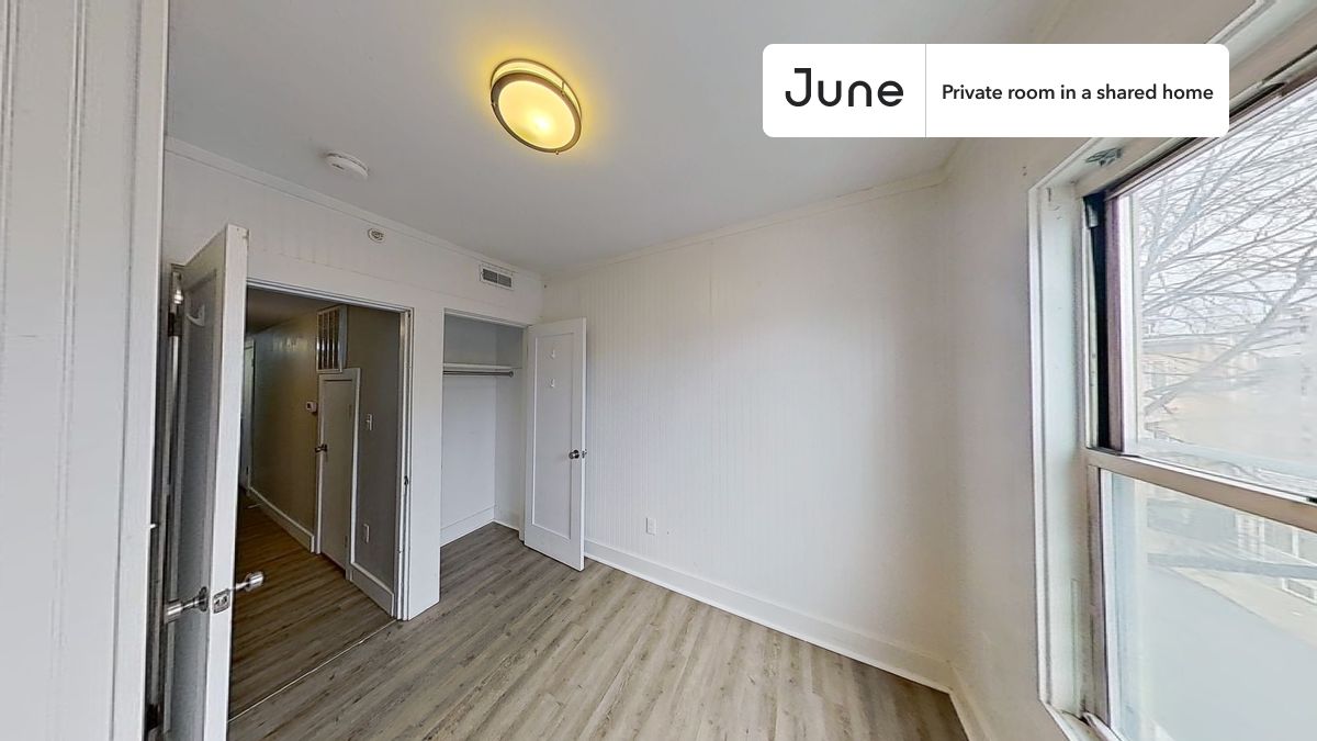 

PLEASE NOTE: This is a private room in a shared apartment. You will have your own bedroom and shared common areas (kitchen, bathroom, etc.) with other residents.

Twin bedroom in a 4 bedroom / 1.5 bathroom apartment!

Check out 3D tour now:  https://jnhm.es/8fP

This  Twin room in South Boston  is available on a 12 month lease or a flexible short term (31 to 364 days) lease. You pick your custom start and end date. Monthly rent rate is determined by furnishing preference, move-in date and move-out date. Speak to a June representative for recommendations on the best stay duration for the lowest rate, and learn more about this home on the June website:  https://jnhm.es/6Az

Amenities of this home:   Dishwasher,    Furnished Common Areas,    Wi-Fi - Paid separately (High-Speed),    Guarantors Allowed,       32-inch Flat-Screen TV,    Laundry in home (free),    Balcony,    Hardwood Flooring,    Microwave,    Oven,    Refrigerator,    Air Conditioning | HVAC,   also, this unit is conveniently located, several local parks, restaurants and bars are just minutes away.

About June Homes: Welcome to the easiest rental experience of your life. Rent furnished or unfurnished apartments on a 12 month lease or a flexible short term (31 to 364 days). As a resident, you’ll have access to 24/7 support and monthly cleanings of the home’s shared spaces. Sign up now to apply online for your next home with June: https://jnhm.es/sign-roomi

Brokers welcome! Contact us for more details.

Interested? Kindly note that the minimum stay duration would be 31 days. 

Use this listing ID when speaking to June team:  #1816 D
