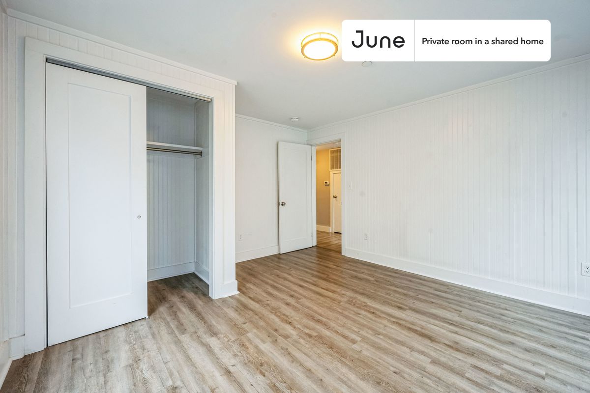

PLEASE NOTE: This is a private room in a shared apartment. You will have your own bedroom and shared common areas (kitchen, bathroom, etc.) with other residents.

Queen bedroom in a 4 bedroom / 1.5 bathroom apartment!

Check out 3D tour now:  https://jnhm.es/8fP

This  Queen room in South Boston  is available on a 12 month lease or a flexible short term (31 to 364 days) lease. You pick your custom start and end date. Monthly rent rate is determined by furnishing preference, move-in date and move-out date. Speak to a June representative for recommendations on the best stay duration for the lowest rate, and learn more about this home on the June website:  https://jnhm.es/6AA

Amenities of this home:   Dishwasher,    Furnished Common Areas,    Wi-Fi - Paid separately (High-Speed),    Guarantors Allowed,       32-inch Flat-Screen TV,    Laundry in home (free),    Balcony,    Hardwood Flooring,    Microwave,    Oven,    Refrigerator,    Air Conditioning | HVAC,   also, this unit is conveniently located, several local parks, restaurants and bars are just minutes away.

About June Homes: Welcome to the easiest rental experience of your life. Rent furnished or unfurnished apartments on a 12 month lease or a flexible short term (31 to 364 days). As a resident, you’ll have access to 24/7 support and monthly cleanings of the home’s shared spaces. Sign up now to apply online for your next home with June: https://jnhm.es/sign-roomi

Brokers welcome! Contact us for more details.

Interested? Kindly note that the minimum stay duration would be 31 days. 

Use this listing ID when speaking to June team:  #1816 C