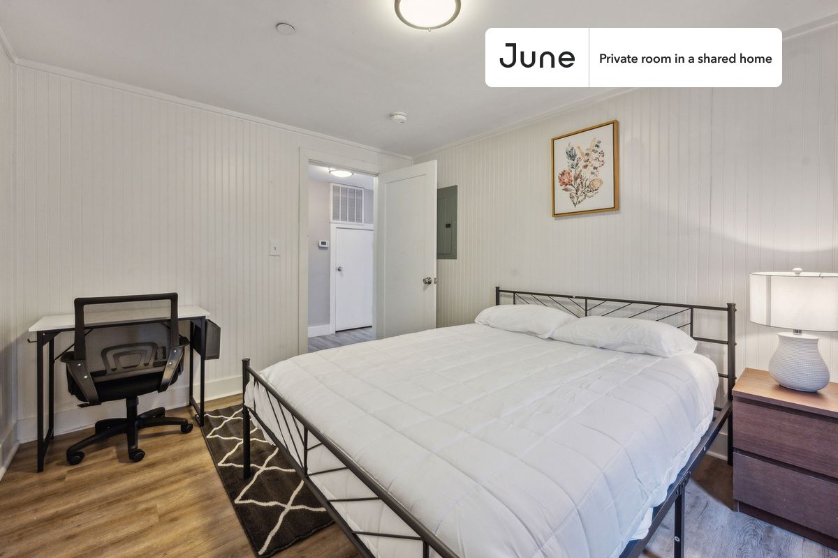 

PLEASE NOTE: This is a private room in a shared apartment. You will have your own bedroom and shared common areas (kitchen, bathroom, etc.) with other residents.

Queen bedroom in a 4 bedroom / 1.5 bathroom apartment!

Check out 3D tour now:  https://jnhm.es/8fP

This  Queen room in South Boston  is available on a 12 month lease or a flexible short term (31 to 364 days) lease. You pick your custom start and end date. Monthly rent rate is determined by furnishing preference, move-in date and move-out date. Speak to a June representative for recommendations on the best stay duration for the lowest rate, and learn more about this home on the June website:  https://jnhm.es/6AB

Amenities of this home:   Dishwasher,    Furnished Common Areas,    Wi-Fi - Paid separately (High-Speed),    Guarantors Allowed,       32-inch Flat-Screen TV,    Laundry in home (free),    Balcony,    Hardwood Flooring,    Microwave,    Oven,    Refrigerator,    Air Conditioning | HVAC,   also, this unit is conveniently located, several local parks, restaurants and bars are just minutes away.

About June Homes: Welcome to the easiest rental experience of your life. Rent furnished or unfurnished apartments on a 12 month lease or a flexible short term (31 to 364 days). As a resident, you’ll have access to 24/7 support and monthly cleanings of the home’s shared spaces. Sign up now to apply online for your next home with June: https://jnhm.es/sign-roomi

Brokers welcome! Contact us for more details.

Interested? Kindly note that the minimum stay duration would be 31 days. 

Use this listing ID when speaking to June team:  #1816 B