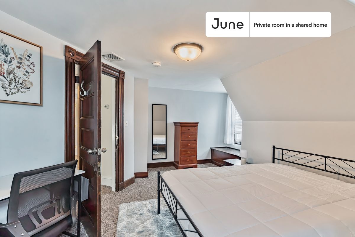 

PLEASE NOTE: This is a private room in a shared apartment. You will have your own bedroom and shared common areas (kitchen, bathroom, etc.) with other residents.

Queen bedroom in a 6 bedroom / 2.5 bathroom apartment!

Check out 3D tour now:  https://jnhm.es/8fO

This  Queen room in Allston  is available on a 12 month lease or a flexible short term (31 to 364 days) lease. You pick your custom start and end date. Monthly rent rate is determined by furnishing preference, move-in date and move-out date. Speak to a June representative for recommendations on the best stay duration for the lowest rate, and learn more about this home on the June website:  https://jnhm.es/6Ar

Amenities of this home:   Dishwasher,    Furnished Common Areas,    Wi-Fi - Paid separately (High-Speed),    Guarantors Allowed,          Laundry in home (free),    Wall-Mounted TV,    Hardwood Flooring,    Microwave,    Oven,    Refrigerator,    Patio (shared),   also, this unit is conveniently located, several local parks, restaurants and bars are just minutes away.

About June Homes: Welcome to the easiest rental experience of your life. Rent furnished or unfurnished apartments on a 12 month lease or a flexible short term (31 to 364 days). As a resident, you’ll have access to 24/7 support and monthly cleanings of the home’s shared spaces. Sign up now to apply online for your next home with June: https://jnhm.es/sign-roomi

Brokers welcome! Contact us for more details.

Interested? Kindly note that the minimum stay duration would be 31 days. 

Use this listing ID when speaking to June team:  #1814 F