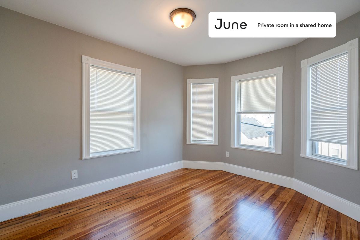 

PLEASE NOTE: This is a private room in a shared apartment. You will have your own bedroom and shared common areas (kitchen, bathroom, etc.) with other residents.

Queen bedroom in a 4 bedroom / 1.5 bathroom apartment!

Check out 3D tour now:  https://jnhm.es/8fQ

This  Queen room in Allston  is available on a 12 month lease or a flexible short term (31 to 364 days) lease. You pick your custom start and end date. Monthly rent rate is determined by furnishing preference, move-in date and move-out date. Speak to a June representative for recommendations on the best stay duration for the lowest rate, and learn more about this home on the June website:  https://jnhm.es/6Al

Amenities of this home:   Dishwasher,    Furnished Common Areas,    Wi-Fi - Paid separately (High-Speed),    Guarantors Allowed,       32-inch Flat-Screen TV,    Laundry - Paid separately (in building),    Hardwood Flooring,    Oven,    Refrigerator,    Air Conditioning | HVAC,   also, this unit is conveniently located, several local parks, restaurants and bars are just minutes away.

About June Homes: Welcome to the easiest rental experience of your life. Rent furnished or unfurnished apartments on a 12 month lease or a flexible short term (31 to 364 days). As a resident, you’ll have access to 24/7 support and monthly cleanings of the home’s shared spaces. Sign up now to apply online for your next home with June: https://jnhm.es/sign-roomi

Brokers welcome! Contact us for more details.

Interested? Kindly note that the minimum stay duration would be 31 days. 

Use this listing ID when speaking to June team:  #1813 D