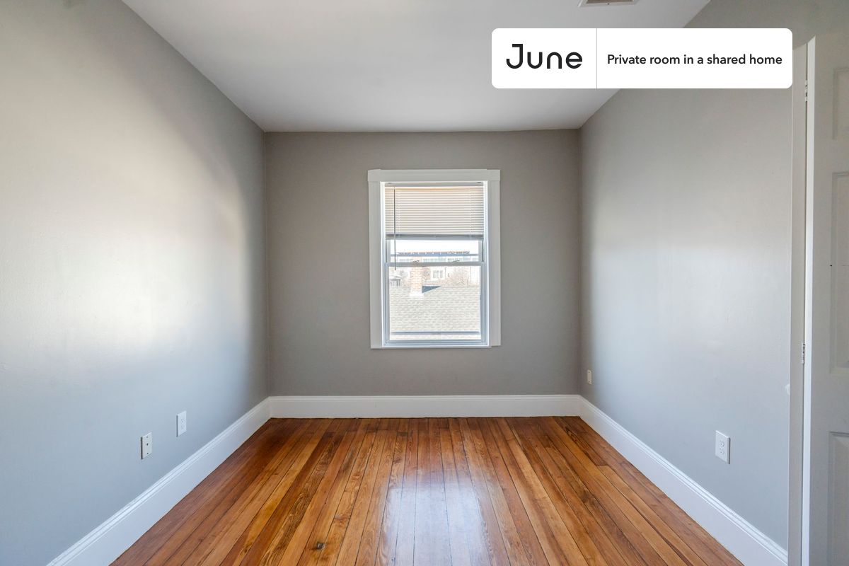 

PLEASE NOTE: This is a private room in a shared apartment. You will have your own bedroom and shared common areas (kitchen, bathroom, etc.) with other residents.

Queen bedroom in a 4 bedroom / 1.5 bathroom apartment!

Check out 3D tour now:  https://jnhm.es/8fQ

This  Queen room in Allston  is available on a 12 month lease or a flexible short term (31 to 364 days) lease. You pick your custom start and end date. Monthly rent rate is determined by furnishing preference, move-in date and move-out date. Speak to a June representative for recommendations on the best stay duration for the lowest rate, and learn more about this home on the June website:  https://jnhm.es/6Am

Amenities of this home:   Dishwasher,    Furnished Common Areas,    Wi-Fi - Paid separately (High-Speed),    Guarantors Allowed,       32-inch Flat-Screen TV,    Laundry - Paid separately (in building),    Hardwood Flooring,    Oven,    Refrigerator,    Air Conditioning | HVAC,   also, this unit is conveniently located, several local parks, restaurants and bars are just minutes away.

About June Homes: Welcome to the easiest rental experience of your life. Rent furnished or unfurnished apartments on a 12 month lease or a flexible short term (31 to 364 days). As a resident, you’ll have access to 24/7 support and monthly cleanings of the home’s shared spaces. Sign up now to apply online for your next home with June: https://jnhm.es/sign-roomi

Brokers welcome! Contact us for more details.

Interested? Kindly note that the minimum stay duration would be 31 days. 

Use this listing ID when speaking to June team:  #1813 C