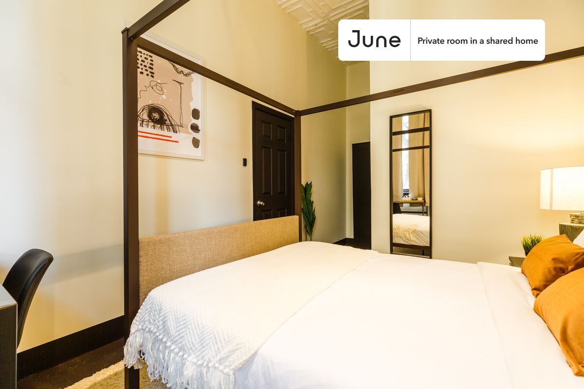 

PLEASE NOTE: This is a private room in a shared apartment. You will have your own bedroom and shared common areas (kitchen, bathroom, etc.) with other residents.

Queen bedroom in a 5 bedroom / 2 bathroom apartment!

Check out 3D tour now:  https://jnhm.es/5C

This  Queen room in Chelsea  is available on a 12 month lease or a flexible short term (31 to 364 days) lease. You pick your custom start and end date. Monthly rent rate is determined by furnishing preference, move-in date and move-out date. Speak to a June representative for recommendations on the best stay duration for the lowest rate, and learn more about this home on the June website:  https://jnhm.es/JX

Amenities of this home:   Dishwasher,    Furnished Common Areas,    Wi-Fi - Paid separately (High-Speed),    Elevator,    Guarantors Allowed,       32-inch Flat-Screen TV,    Dining area,    Dine in kitchen,       Laundry in home (free),    Smart lock,    AC (Common space),    Hardwood Flooring,    Microwave,    Oven,    Refrigerator,   also, this unit is conveniently located, several local parks, restaurants and bars are just minutes away.

About June Homes: Welcome to the easiest rental experience of your life. Rent furnished or unfurnished apartments on a 12 month lease or a flexible short term (31 to 364 days). As a resident, you’ll have access to 24/7 support and monthly cleanings of the home’s shared spaces. Sign up now to apply online for your next home with June: https://jnhm.es/sign-roomi

Brokers welcome! Contact us for more details.

Interested? Use this listing ID when speaking to June team:  #335 E