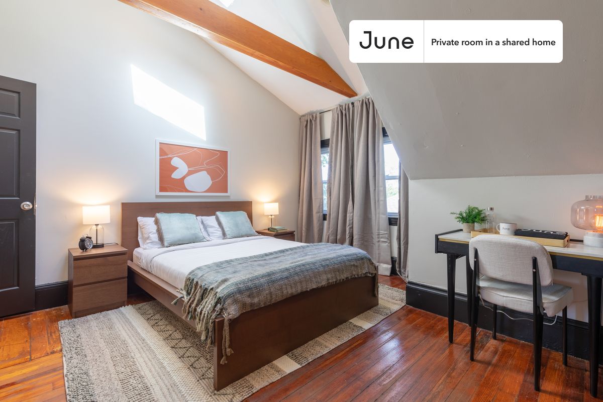 

PLEASE NOTE: This is a private room in a shared apartment. You will have your own bedroom and shared common areas (kitchen, bathroom, etc.) with other residents.

Queen bedroom in a 5 bedroom / 2 bathroom apartment!

Check out 3D tour now:  https://jnhm.es/PW

This  Queen room in Allston  is available on a 12 month lease or a flexible short term (31 to 364 days) lease. You pick your custom start and end date. Monthly rent rate is determined by furnishing preference, move-in date and move-out date. Speak to a June representative for recommendations on the best stay duration for the lowest rate, and learn more about this home on the June website:  https://jnhm.es/Ek

Amenities of this home:   Dishwasher,    Furnished Common Areas,    Wi-Fi - Paid separately (High-Speed),    Guarantors Allowed,       32-inch Flat-Screen TV,    Dine in kitchen,       Laundry - Paid separately (in building),    Smart lock,    Hardwood Flooring,    Microwave,    Oven,    Refrigerator,   also, this unit is conveniently located, several local parks, restaurants and bars are just minutes away.

About June Homes: Welcome to the easiest rental experience of your life. Rent furnished or unfurnished apartments on a 12 month lease or a flexible short term (31 to 364 days). As a resident, you’ll have access to 24/7 support and monthly cleanings of the home’s shared spaces. Sign up now to apply online for your next home with June: https://jnhm.es/sign-roomi

Brokers welcome! Contact us for more details.

Interested? Kindly note that the minimum stay duration would be 31 days. 

Use this listing ID when speaking to June team:  #233 C