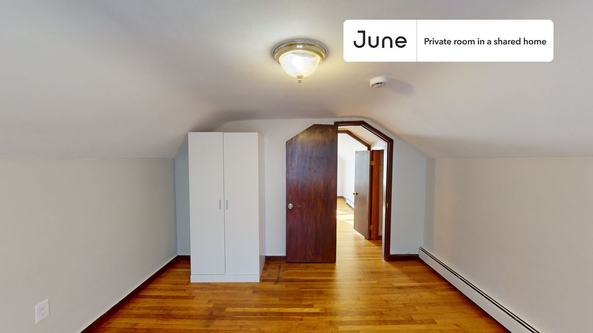 

PLEASE NOTE: This is a private room in a shared apartment. You will have your own bedroom and shared common areas (kitchen, bathroom, etc.) with other residents.

Queen bedroom in a 4 bedroom / 2 bathroom apartment!

Check out 3D tour now:  https://jnhm.es/8fM

This  Queen room in East Cambridge  is available on a 12 month lease or a flexible short term (31 to 364 days) lease. You pick your custom start and end date. Monthly rent rate is determined by furnishing preference, move-in date and move-out date. Speak to a June representative for recommendations on the best stay duration for the lowest rate, and learn more about this home on the June website:  https://jnhm.es/6A7

Amenities of this home:   Dishwasher,    Furnished Common Areas,    Wi-Fi - Paid separately (High-Speed),    Guarantors Allowed,       Laundry in home (free),    Shared Home Office,    Hardwood Flooring,    Microwave,    Oven,    Refrigerator,    Heating | Baseboard Gas heating,   also, this unit is conveniently located, several local parks, restaurants and bars are just minutes away.

About June Homes: Welcome to the easiest rental experience of your life. Rent furnished or unfurnished apartments on a 12 month lease or a flexible short term (31 to 364 days). As a resident, you’ll have access to 24/7 support and monthly cleanings of the home’s shared spaces. Sign up now to apply online for your next home with June: https://jnhm.es/sign-roomi

Brokers welcome! Contact us for more details.

Interested? Kindly note that the minimum stay duration would be 31 days. 

Use this listing ID when speaking to June team:  #1810 D