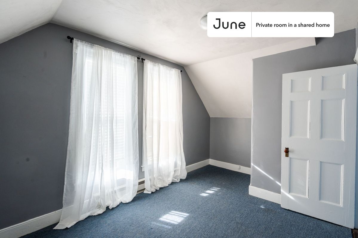 PLEASE NOTE: This is a private room in a shared apartment. You will have your own bedroom and shared common areas (kitchen, bathroom, etc.) with other residents.
Queen bedroom in a 4 bedroom / 1.5 bathroom apartment!
Check out 3D tour now: https://jnhm.es/8fS
This Queen room in Somerville is available on a 12 month lease or a flexible short term (31 to 364 days) lease. You pick your custom start and end date. Monthly rent rate is determined by furnishing preference, move-in date and move-out date. Speak to a June representative for recommendations on the best stay duration for the lowest rate, and learn more about this home on the June website: https://jnhm.es/6Aw
Amenities of this home: Furnished Common Areas, Wi-Fi - Paid separately (High-Speed), Guarantors Allowed, 32-inch Flat-Screen TV, Street parking - City permit required, Laundry - Paid separately (in building), Hardwood Flooring, Oven, Refrigerator, Heating | Baseboard Gas heating, Shared outdoor (deck), also, this unit is conveniently located, several local parks, restaurants and bars are just minutes away.
About June Homes: Welcome to the easiest rental experience of your life. Rent furnished or unfurnished apartments on a 12 month lease or a flexible short term (31 to 364 days). As a resident, you’ll have access to 24/7 support and monthly cleanings of the home’s shared spaces. Sign up now to apply online for your next home with June: https://jnhm.es/sign-roomi
Brokers welcome! Contact us for more details.
Interested? Kindly note that the minimum stay duration would be 31 days.
Use this listing ID when speaking to June team: #1815 C