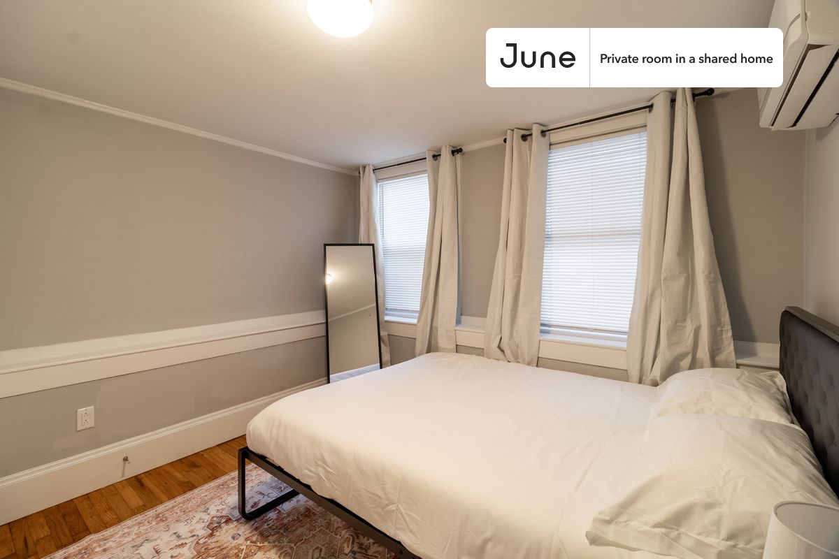 

PLEASE NOTE: This is a private room in a shared apartment. You will have your own bedroom and shared common areas (kitchen, bathroom, etc.) with other residents.

Queen bedroom in a 4 bedroom / 2 bathroom apartment!

Check out 3D tour now:  https://jnhm.es/8fU

This  Queen room in Allston  is available on a 12 month lease or a flexible short term (31 to 364 days) lease. You pick your custom start and end date. Monthly rent rate is determined by furnishing preference, move-in date and move-out date. Speak to a June representative for recommendations on the best stay duration for the lowest rate, and learn more about this home on the June website:  https://jnhm.es/6B3

Amenities of this home:   Dishwasher,    Furnished Common Areas,    Wi-Fi - Paid separately (High-Speed),    Guarantors Allowed,       32-inch Flat-Screen TV,    Dining area,    Street parking - City permit required,    Laundry in building (free),    Mini Split,       Hardwood Flooring,    Microwave,    Oven,    Refrigerator,   also, this unit is conveniently located, several local parks, restaurants and bars are just minutes away.

About June Homes: Welcome to the easiest rental experience of your life. Rent furnished or unfurnished apartments on a 12 month lease or a flexible short term (31 to 364 days). As a resident, you’ll have access to 24/7 support and monthly cleanings of the home’s shared spaces. Sign up now to apply online for your next home with June: https://jnhm.es/sign-roomi

Brokers welcome! Contact us for more details.

Interested? Kindly note that the minimum stay duration would be 31 days. 

Use this listing ID when speaking to June team:  #1825 B