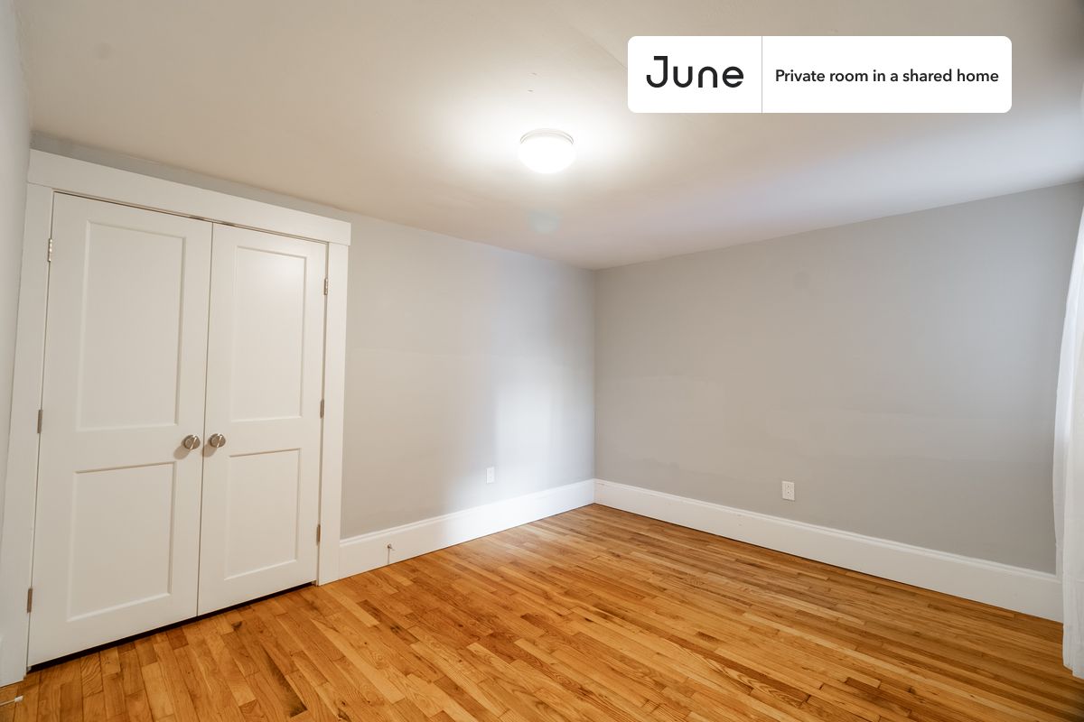

PLEASE NOTE: This is a private room in a shared apartment. You will have your own bedroom and shared common areas (kitchen, bathroom, etc.) with other residents.

Queen bedroom in a 4 bedroom / 2 bathroom apartment!

Check out 3D tour now:  https://jnhm.es/8fU

This  Queen room in Allston  is available on a 12 month lease or a flexible short term (31 to 364 days) lease. You pick your custom start and end date. Monthly rent rate is determined by furnishing preference, move-in date and move-out date. Speak to a June representative for recommendations on the best stay duration for the lowest rate, and learn more about this home on the June website:  https://jnhm.es/6B1

Amenities of this home:   Dishwasher,    Furnished Common Areas,    Wi-Fi - Paid separately (High-Speed),    Guarantors Allowed,       32-inch Flat-Screen TV,    Dining area,    Street parking - City permit required,    Laundry in building (free),    Mini Split,       Hardwood Flooring,    Microwave,    Oven,    Refrigerator,   also, this unit is conveniently located, several local parks, restaurants and bars are just minutes away.

About June Homes: Welcome to the easiest rental experience of your life. Rent furnished or unfurnished apartments on a 12 month lease or a flexible short term (31 to 364 days). As a resident, you’ll have access to 24/7 support and monthly cleanings of the home’s shared spaces. Sign up now to apply online for your next home with June: https://jnhm.es/sign-roomi

Brokers welcome! Contact us for more details.

Interested? Kindly note that the minimum stay duration would be 31 days. 

Use this listing ID when speaking to June team:  #1825 D